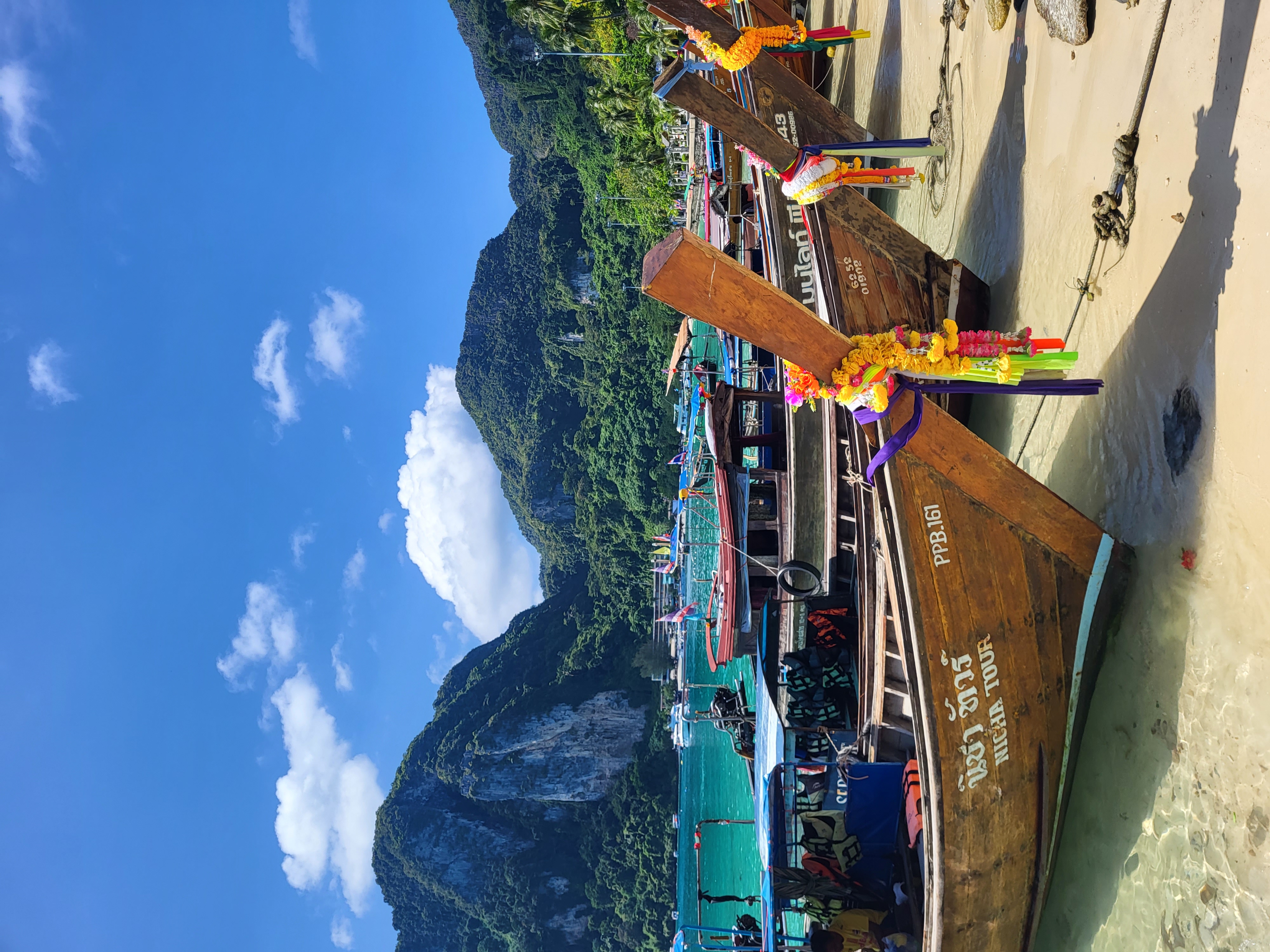 Phra Nang en Railay (Krabi, Tailandia), con barcos longtail tradicionales alineados en la arena blanca y aguas turquesas.