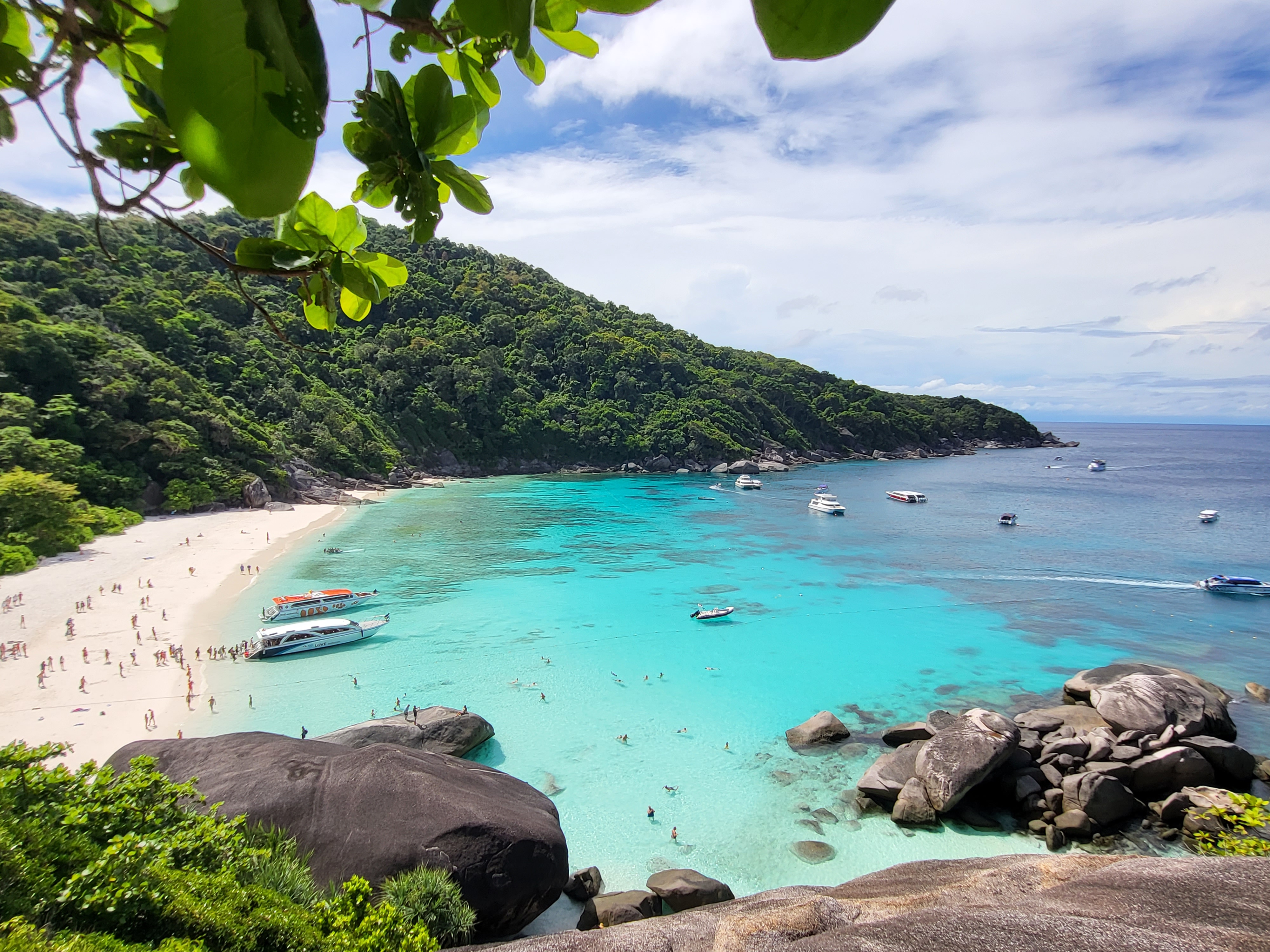 Saddle Beach en Koh Phangan. Bahía en forma de herradura de arena blanca, aguas turquesas, grandes rocas de granito características, jungla exuberante