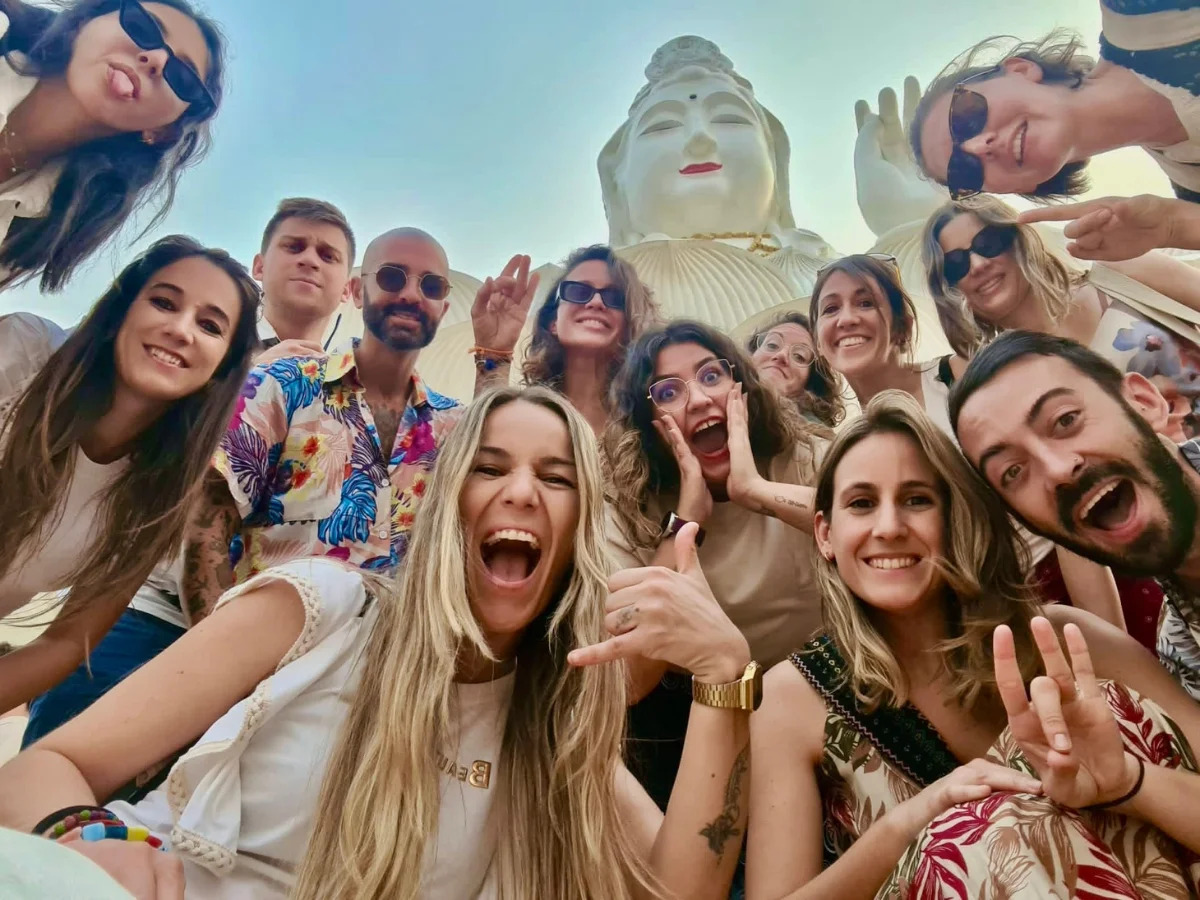 Jóvenes con el buda detrás