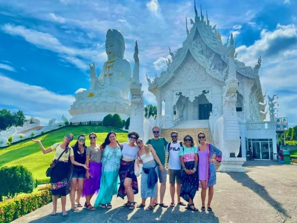 Jóvenes en el templo blanco
