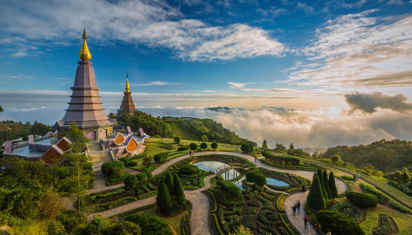 Panorámica de un templo por encima de las nubes rodeado de pequeños lagos y jardines