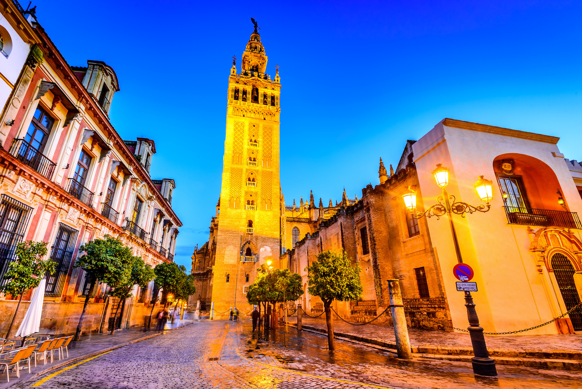La Giralda iluminada en Fin de Año