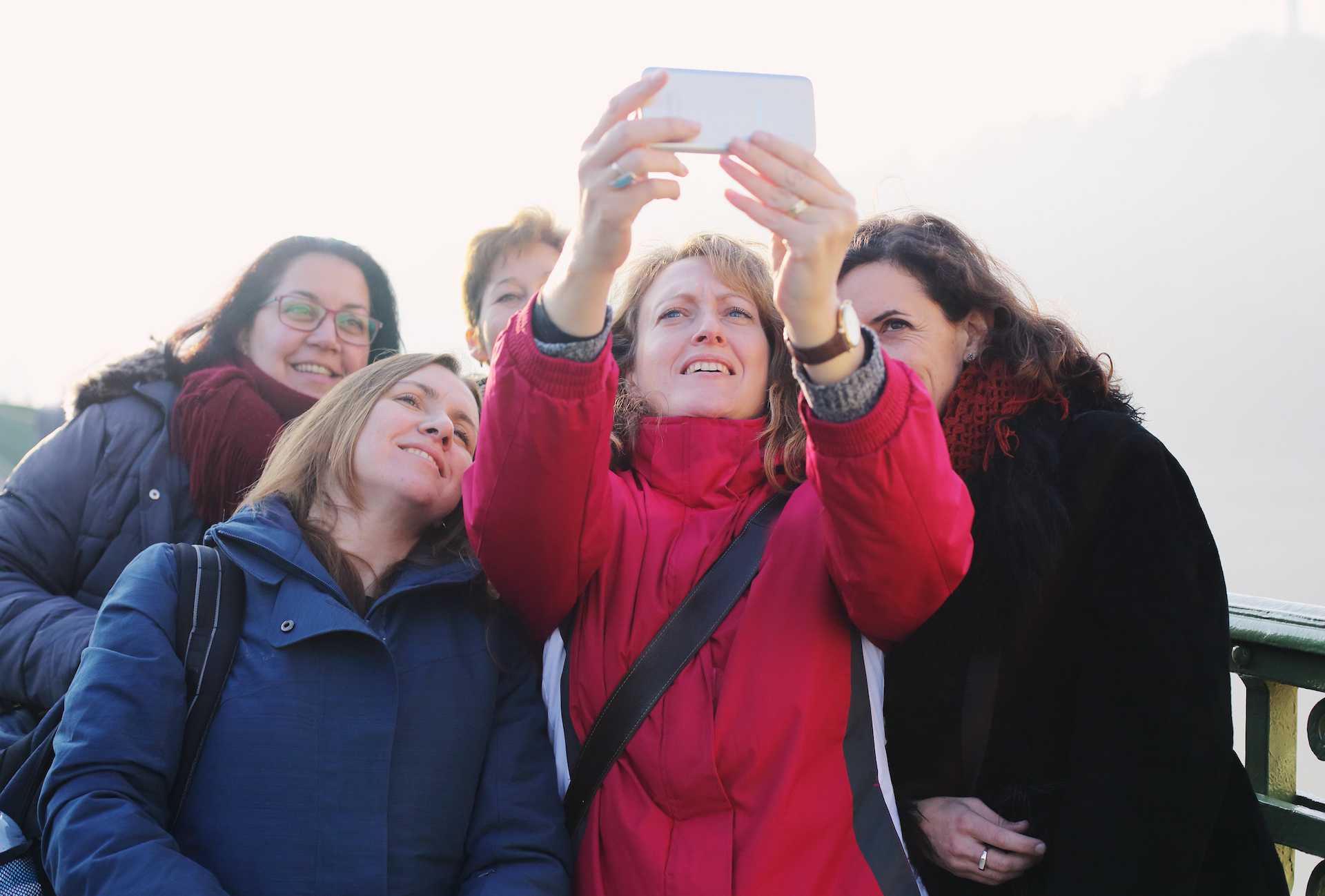 Singles seniors haciendo selfie