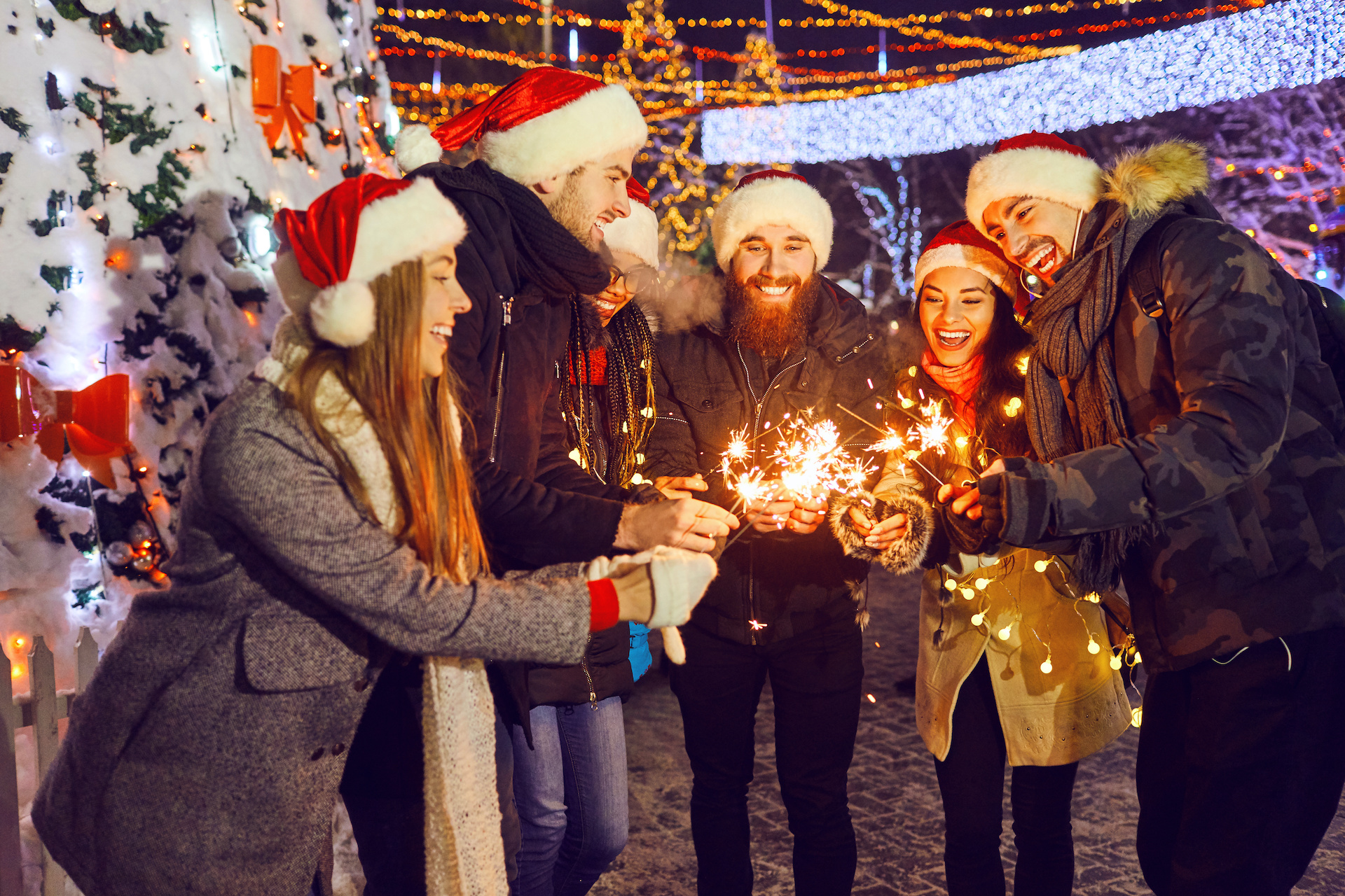 Grupo de singles celebrando la navidad