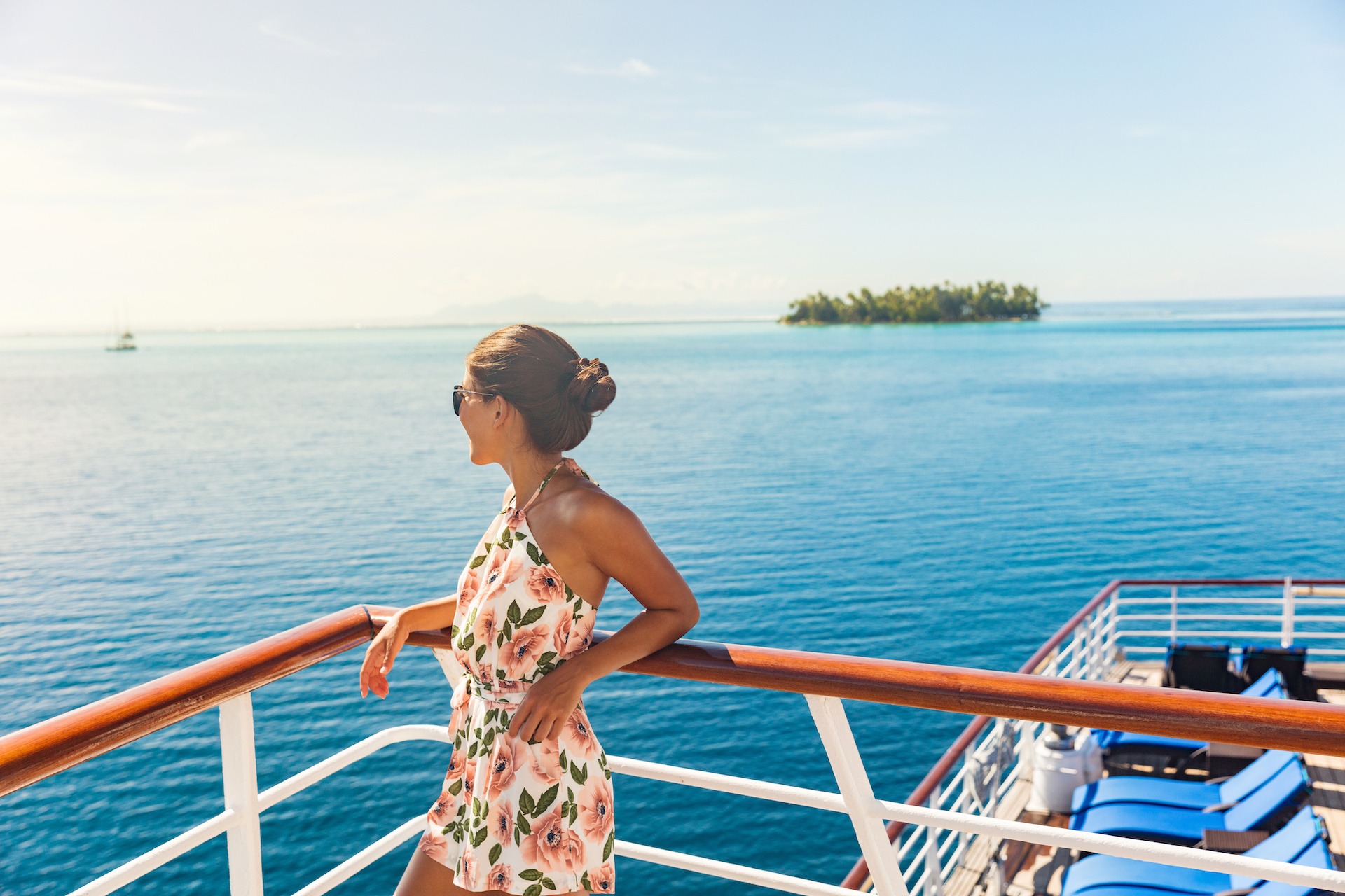 Chica single en la cubierta del crucero