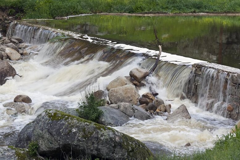 Salto de agua en el Rio Becedas