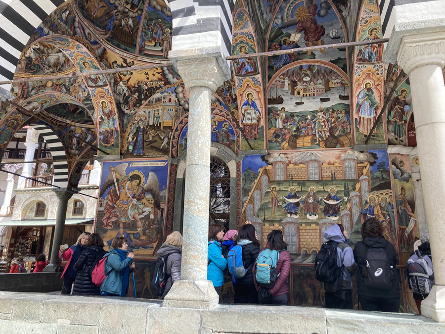 Viajeros contemplando los frescos