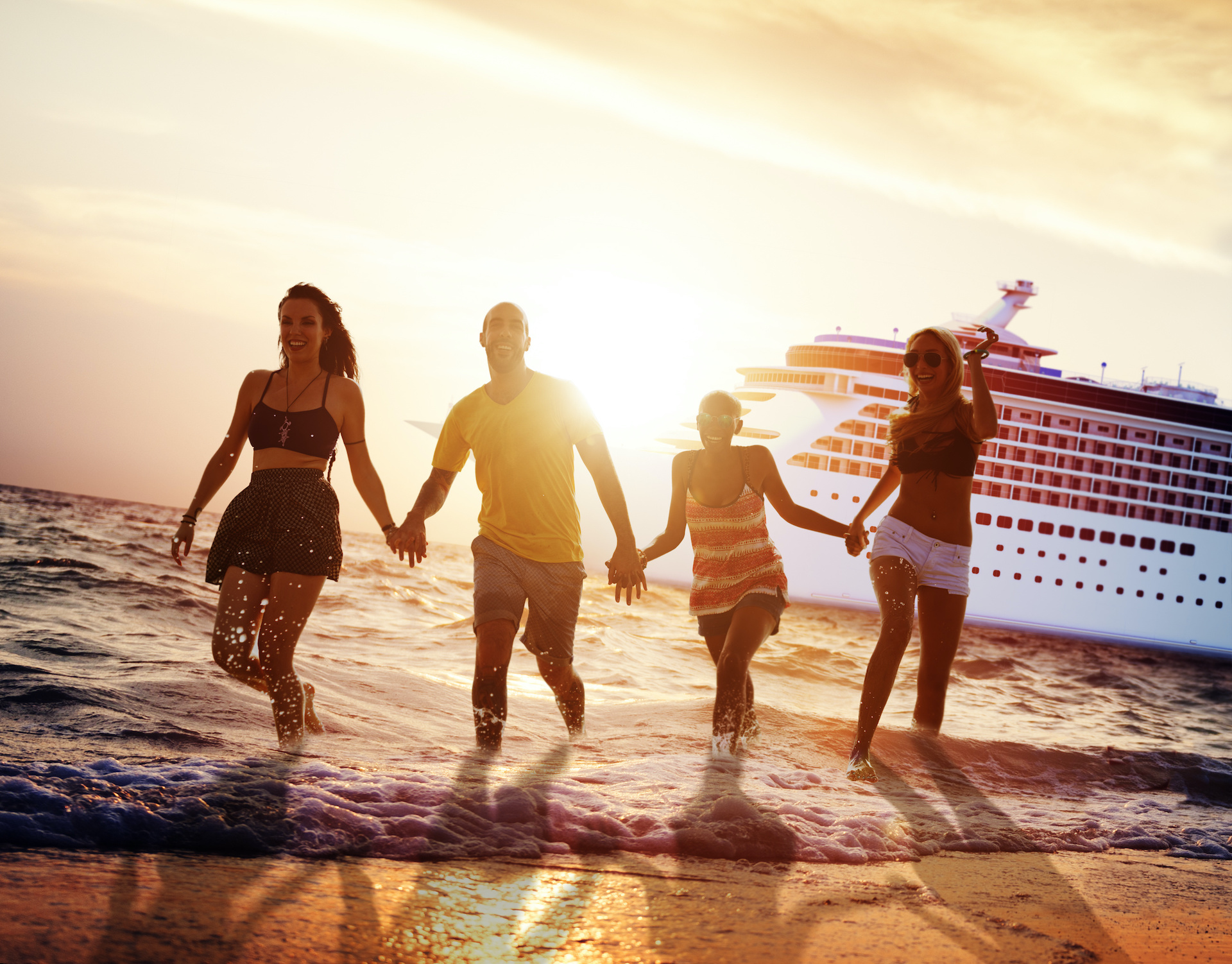 amigos con crucero de fondo