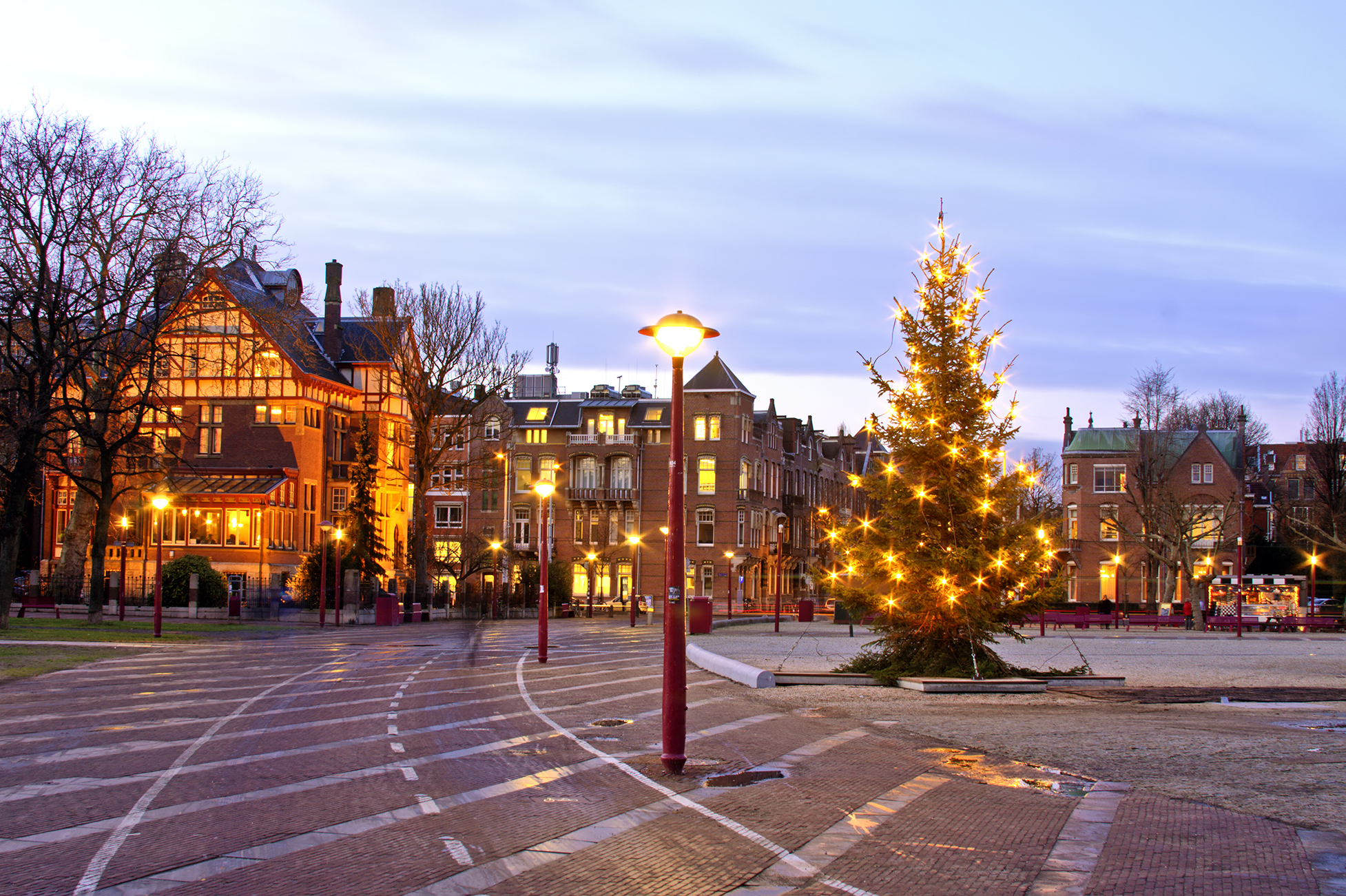 Plaza típica al amanecer con un abeto decorado de Navidad