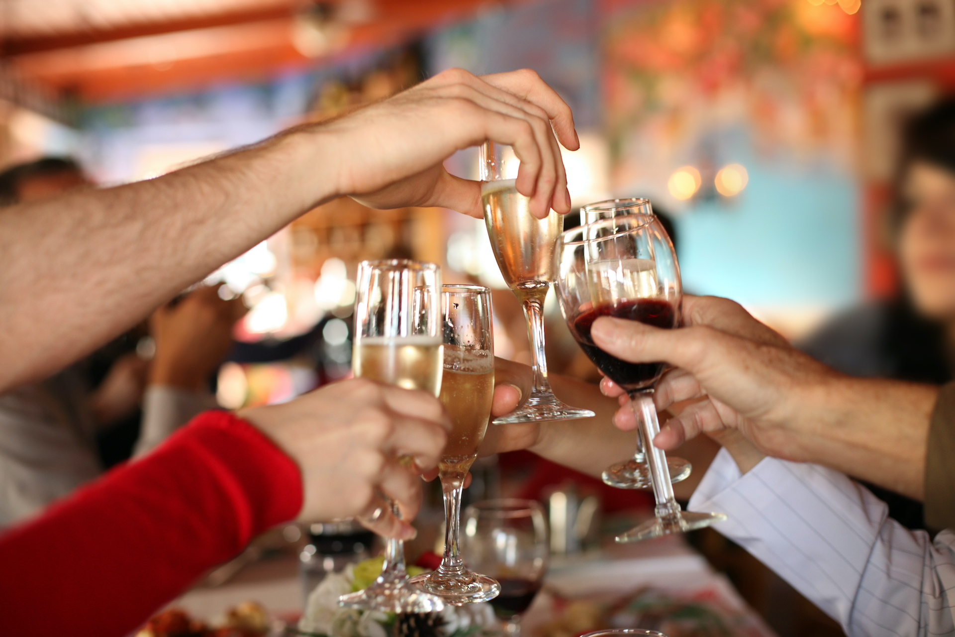 Brindando con cava y vino