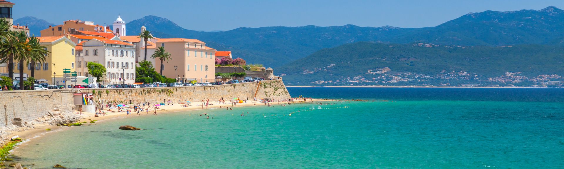 Paisaje playero en Ajaccio con sus aguas cristalinas