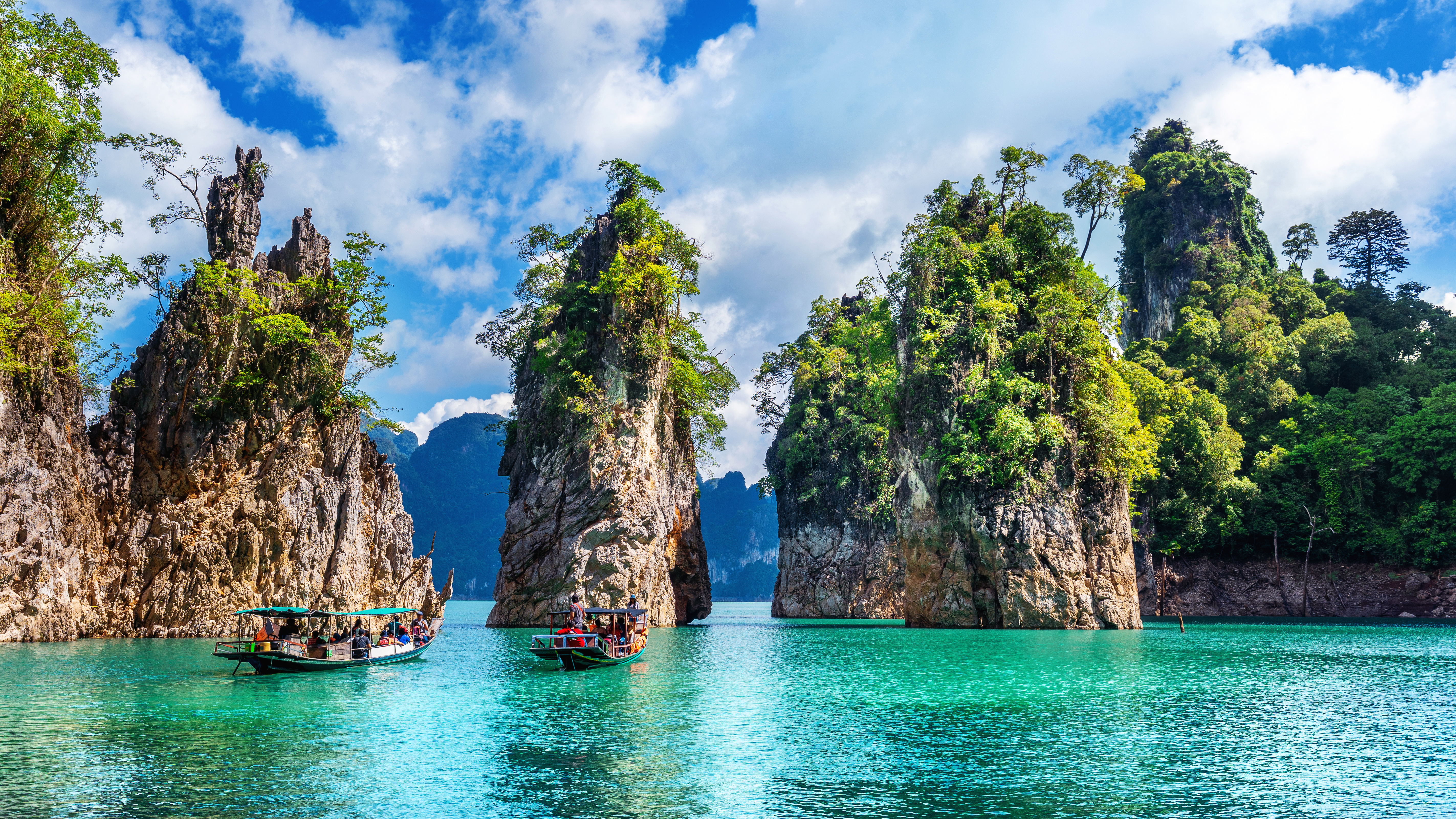 piedras en el agua del parque nacional de khao sok