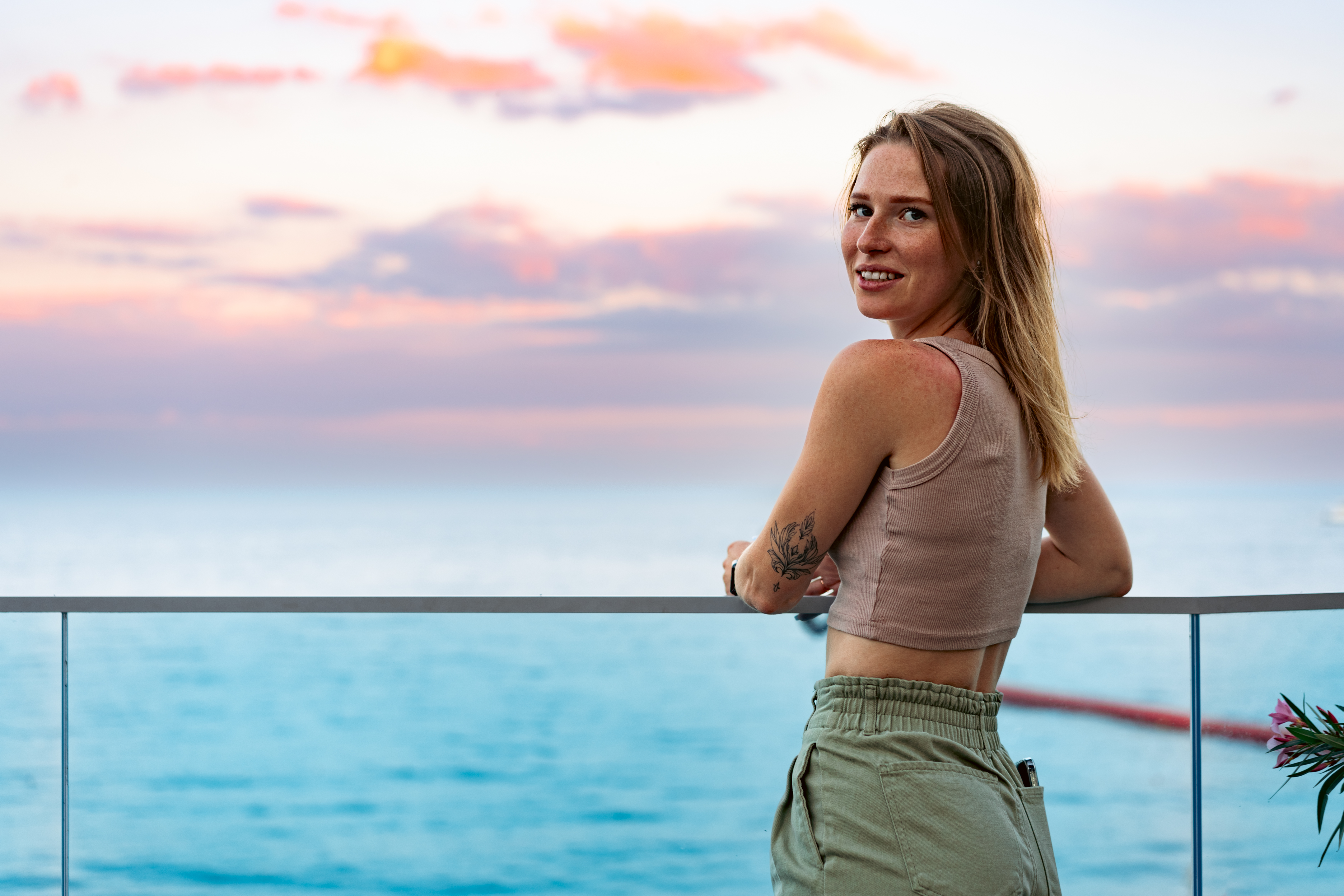 Chica single en cubierta de crucero