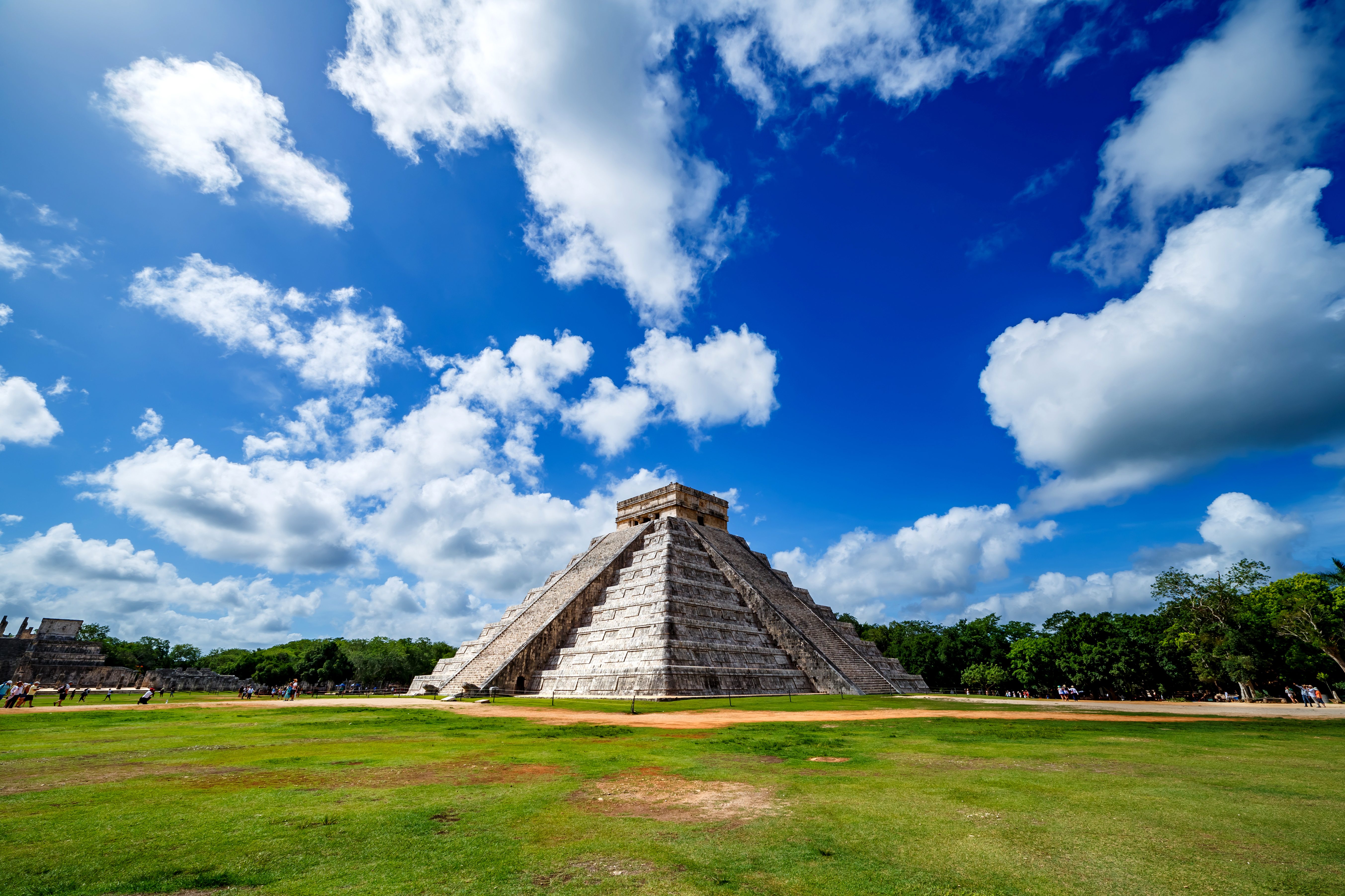 Pirámide de Kukulcán (El Castillo), la estructura principal de Chichén Itzá, sitio arqueológico maya en Yucatán, México