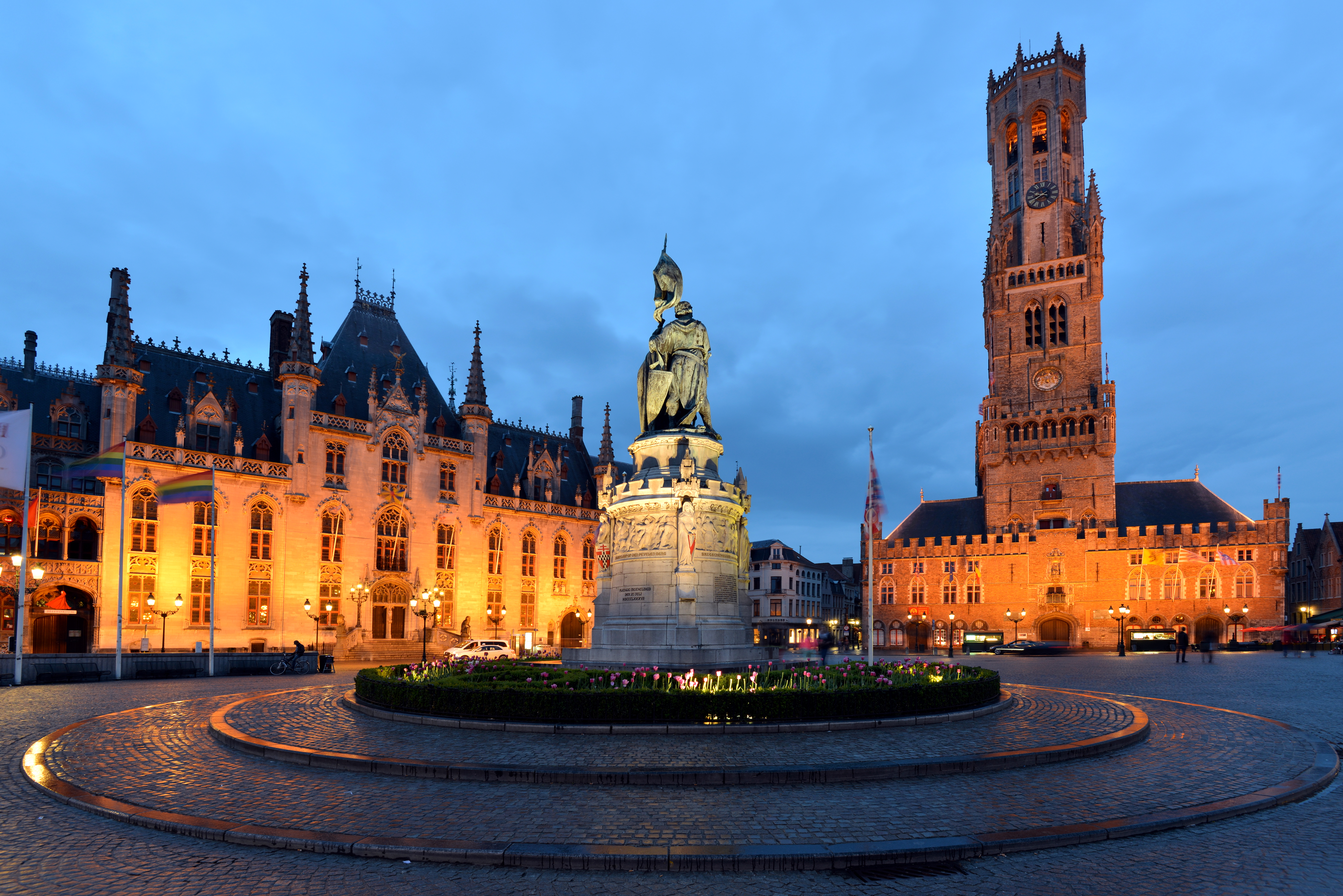 Plaza principal de brujas iluminada de noche