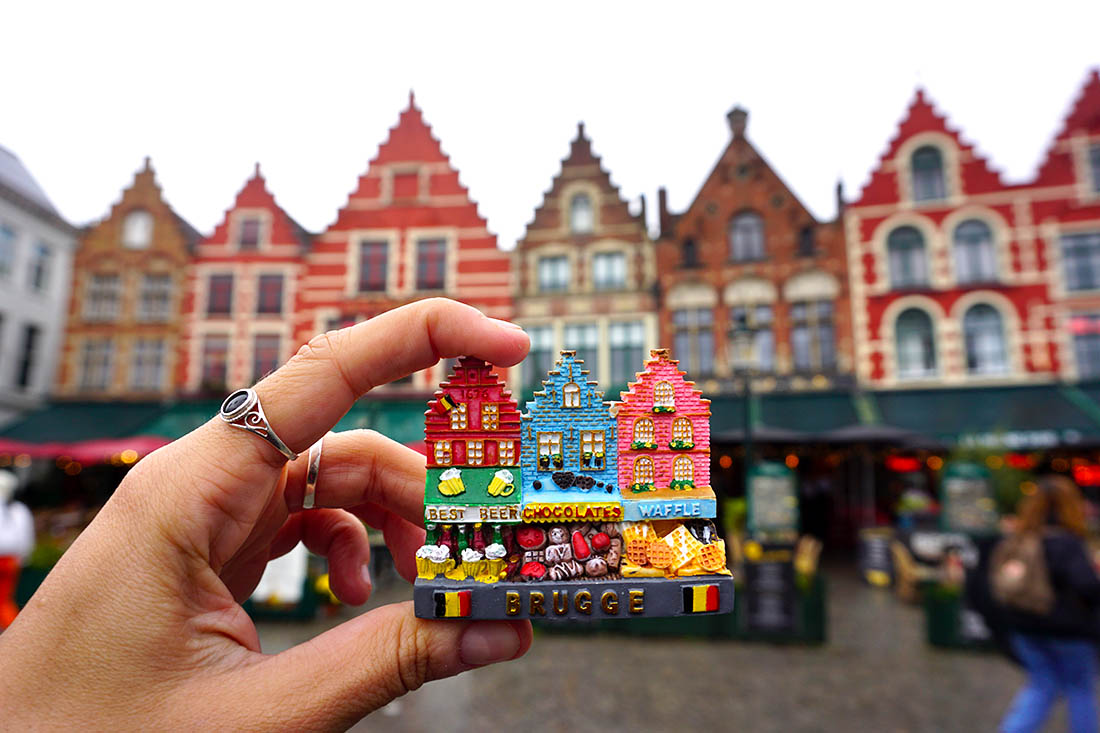 Single haciendo foto a un imán característico de Bruselas