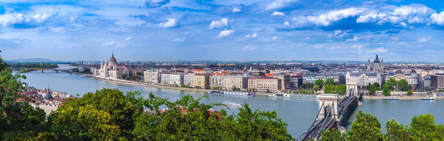 Panorámica del recorrido del Danubio pasando por el parlamento de budapest