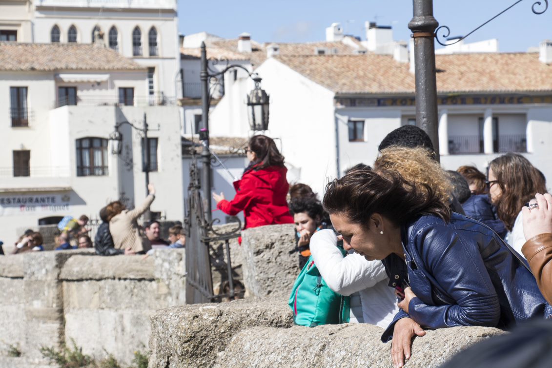 mujer mirando encima de unas murallas