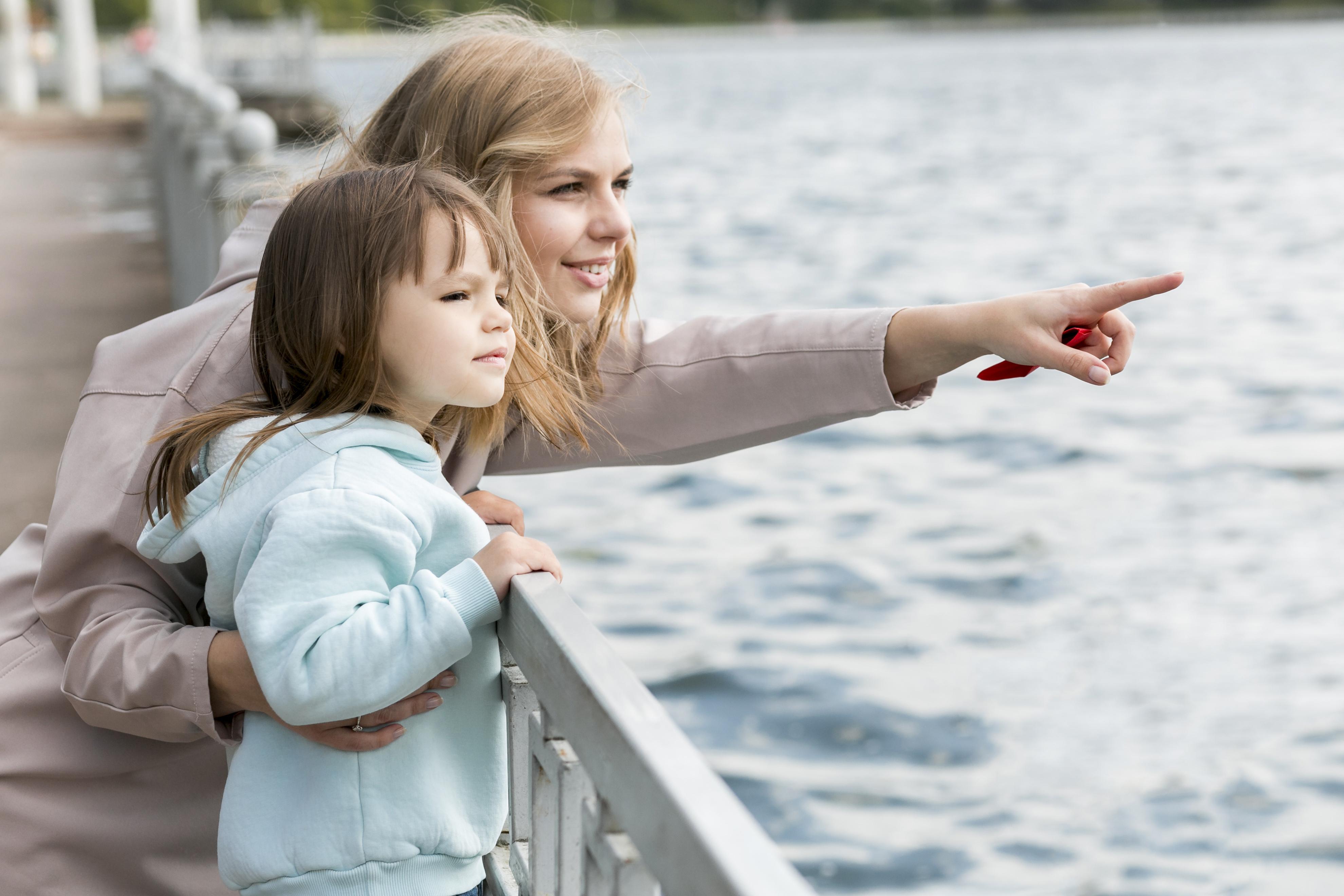 madre y niña en crucero