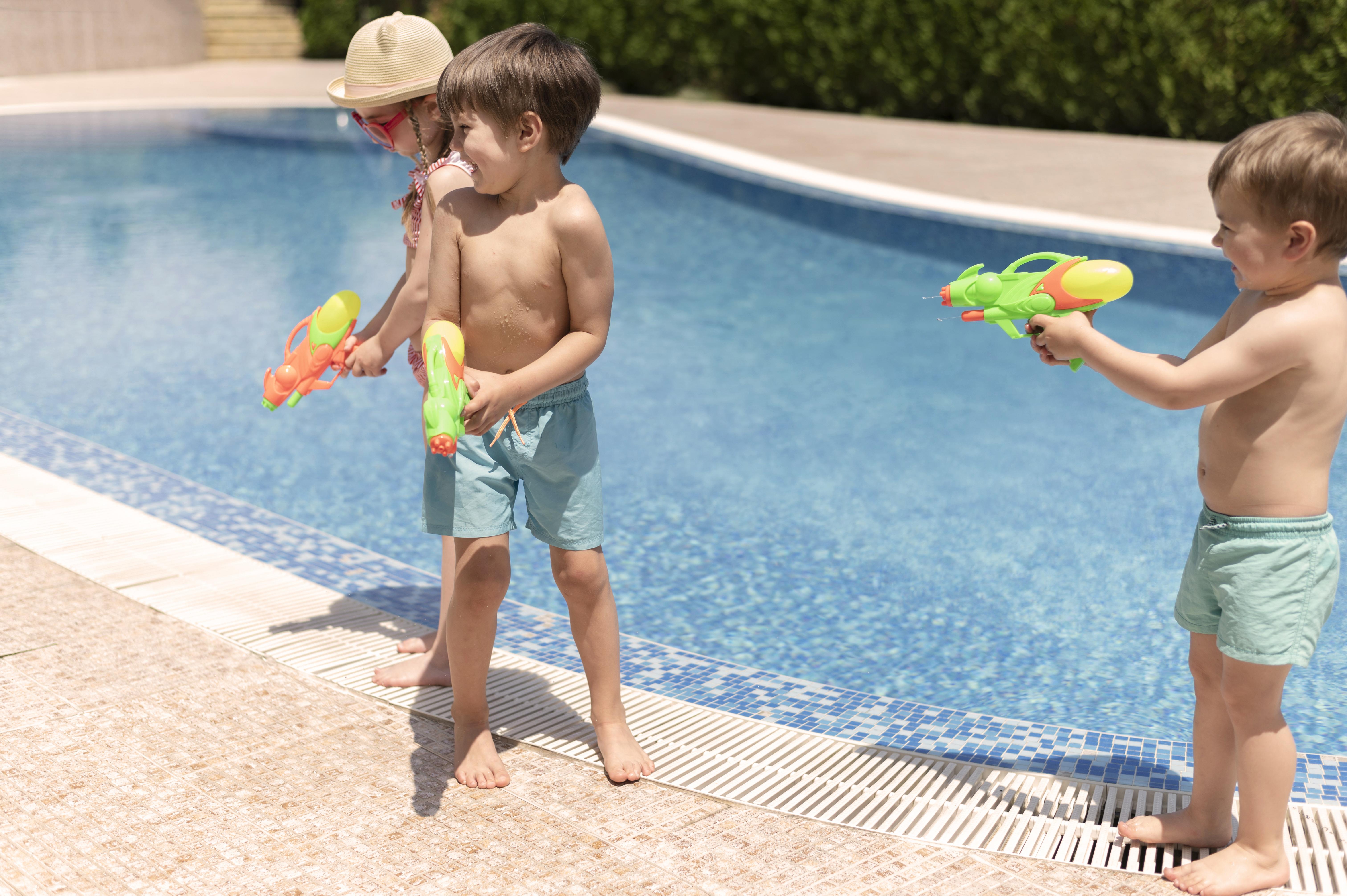Niños jugando en la piscina