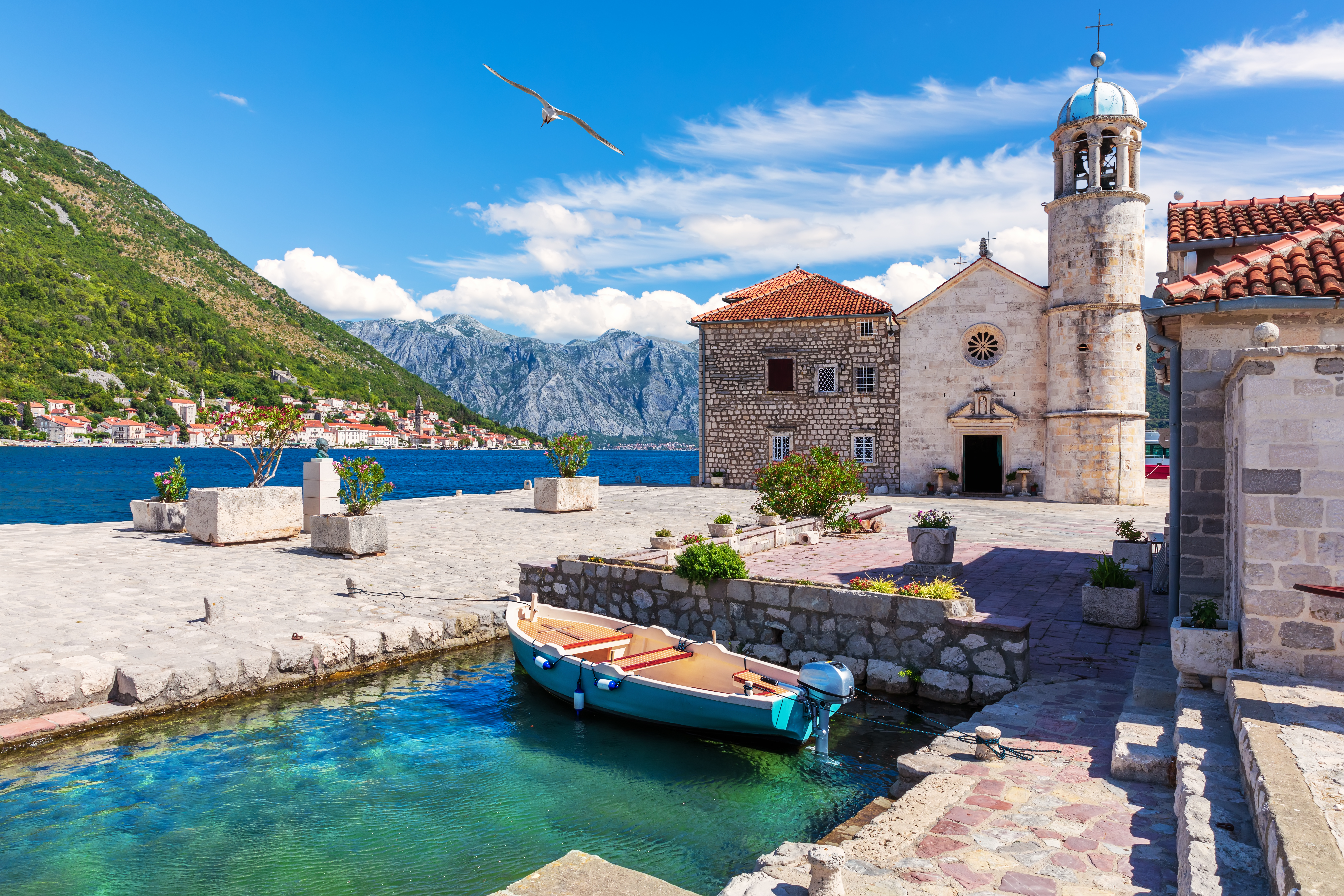 Iglesia Gospa od Škrpjela, templo católico barroco del siglo XVII en un pequeño islote artificial frente a Perast, en la bahía de Kotor, Montenegro.
