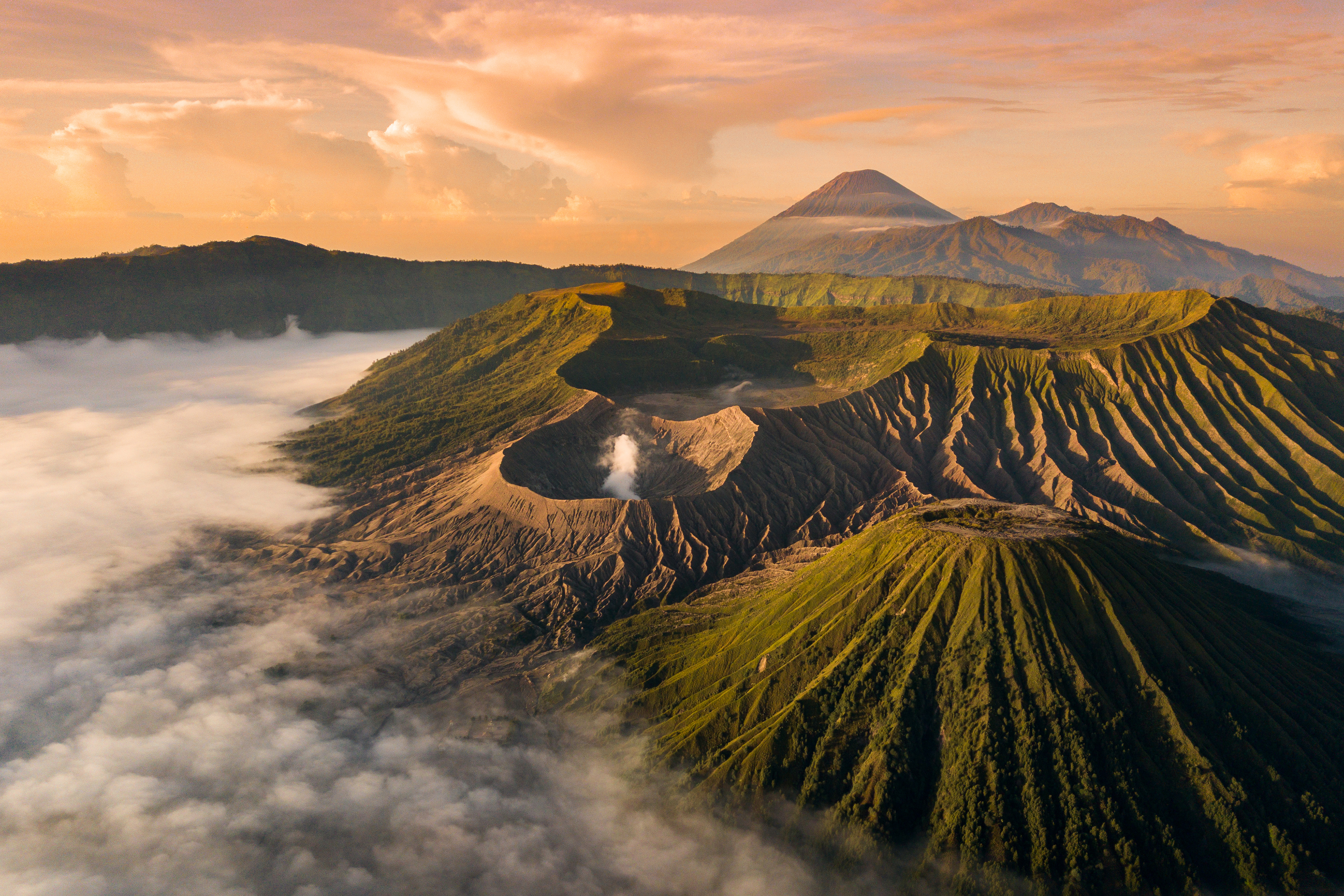 Nubes en volcán de indonesia