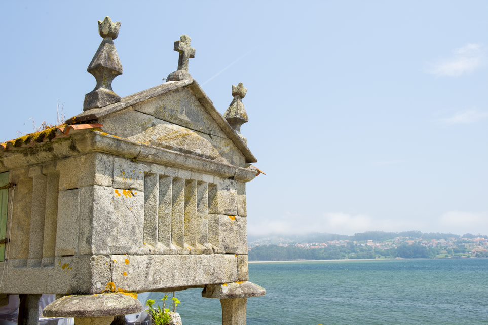 Horreo gallego al lado del mar