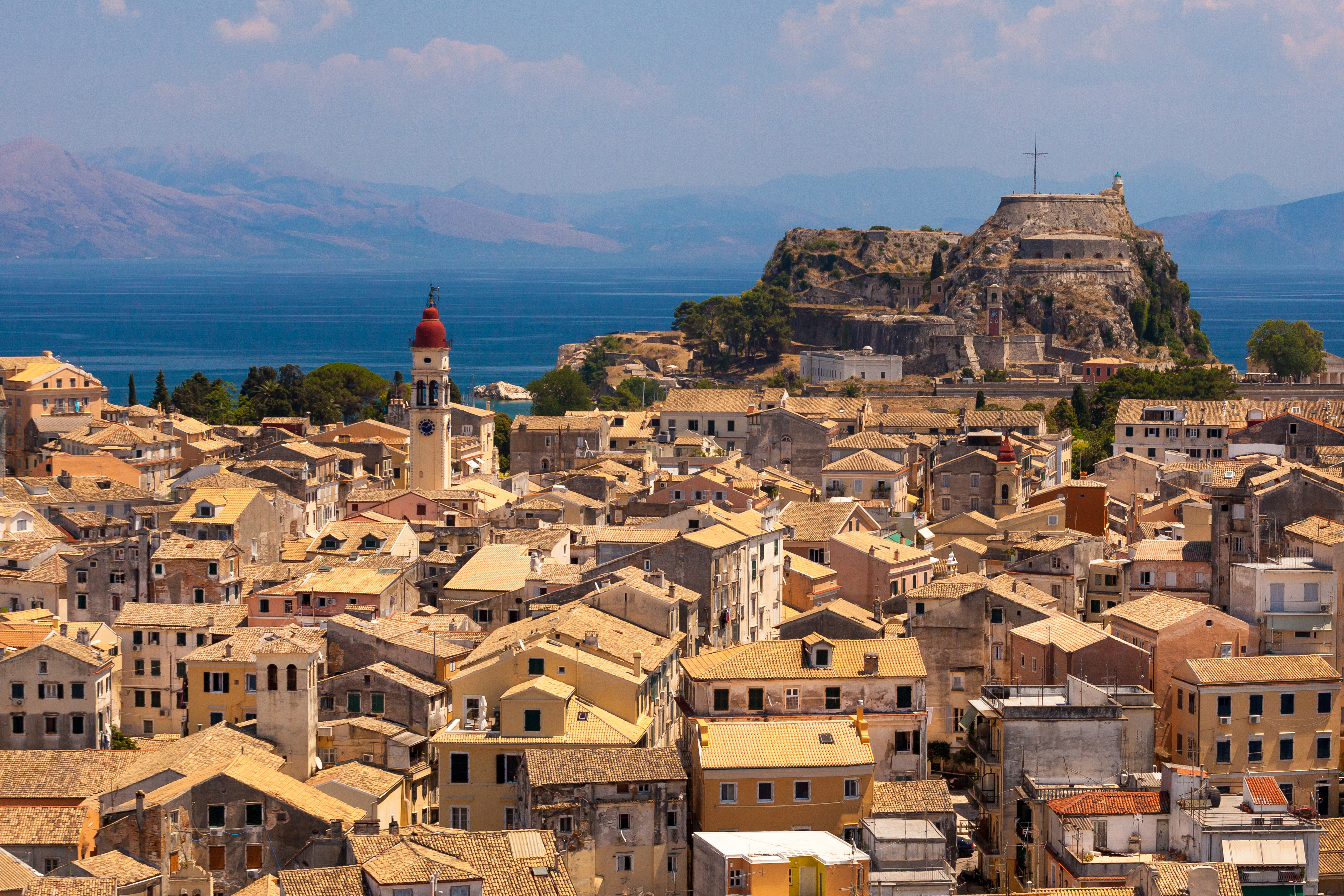 Vista aérea del casco antiguo de Corfú (Kerkyra), en Grecia, con casas de tonos ocres y amarillos apiñadas en calles estrechas.