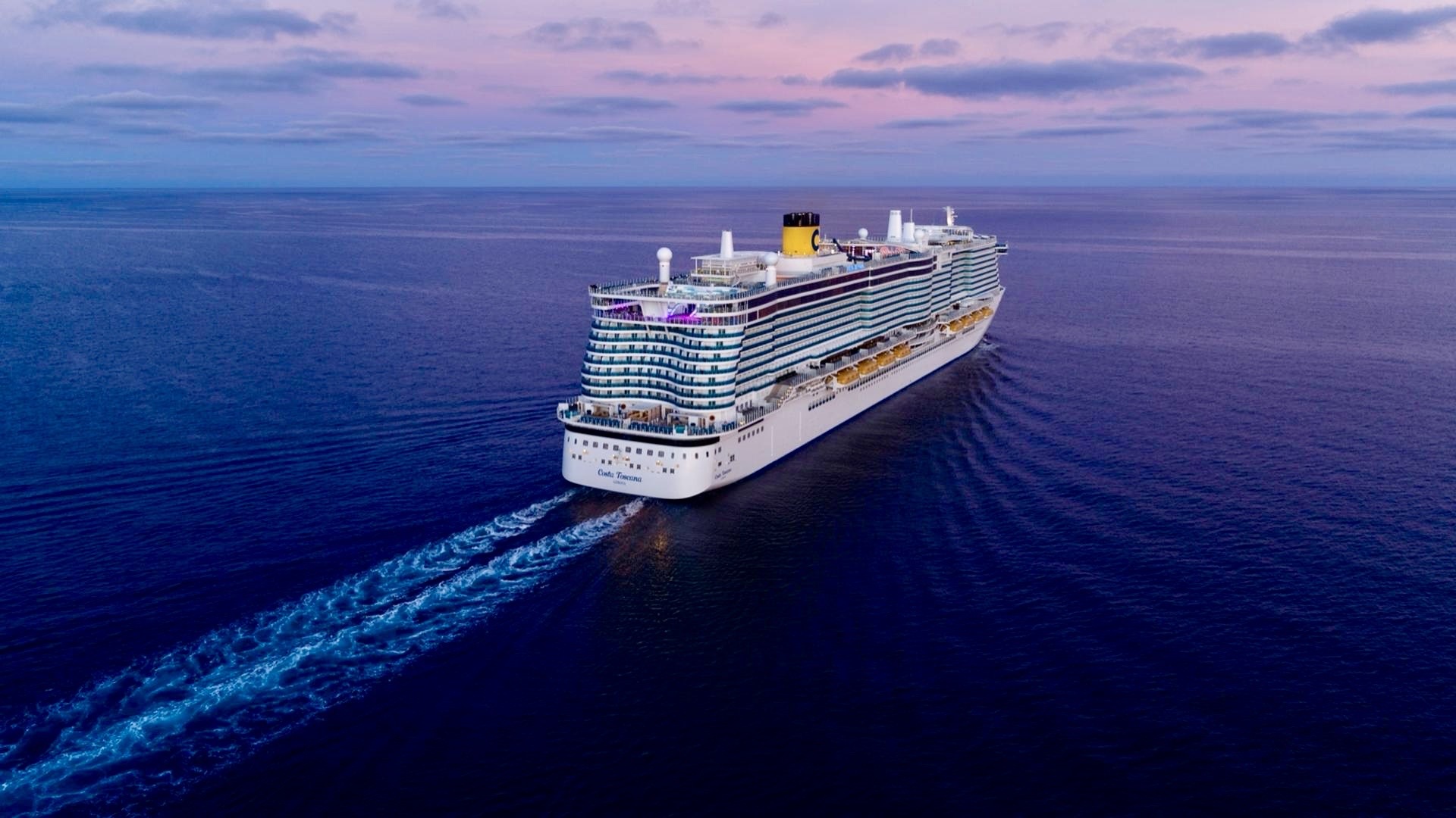 Costa Toscana navegando al aterdecer