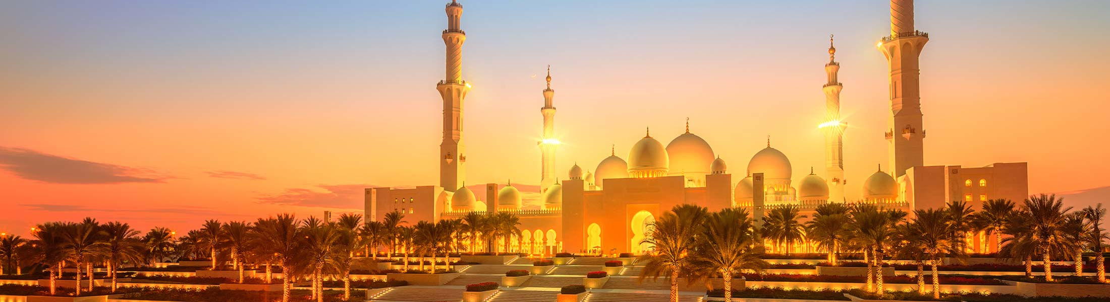 Atardecer en Dubai, al fondo la Mezquita Sheikh Zayed