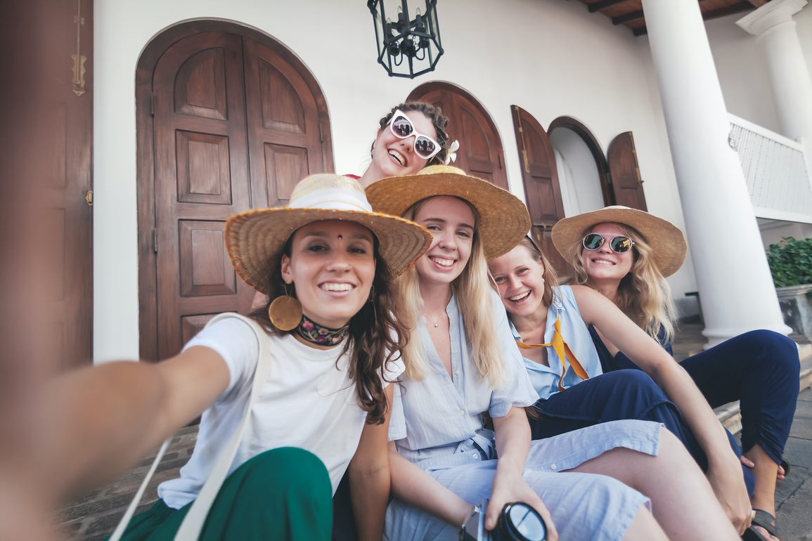 Chicas con pamelas tomándose una foto sonrientes