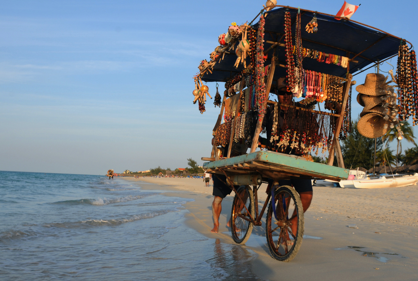 Carro de un hombre vendiendo souvenir en la misma playa
