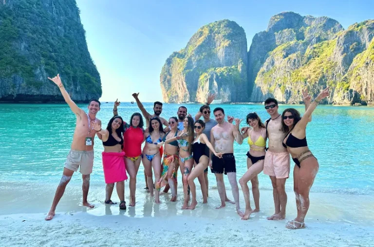 Jóvenes en la playa de arena blanca