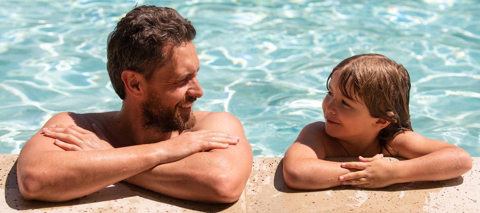 Padre con hijo en la piscina