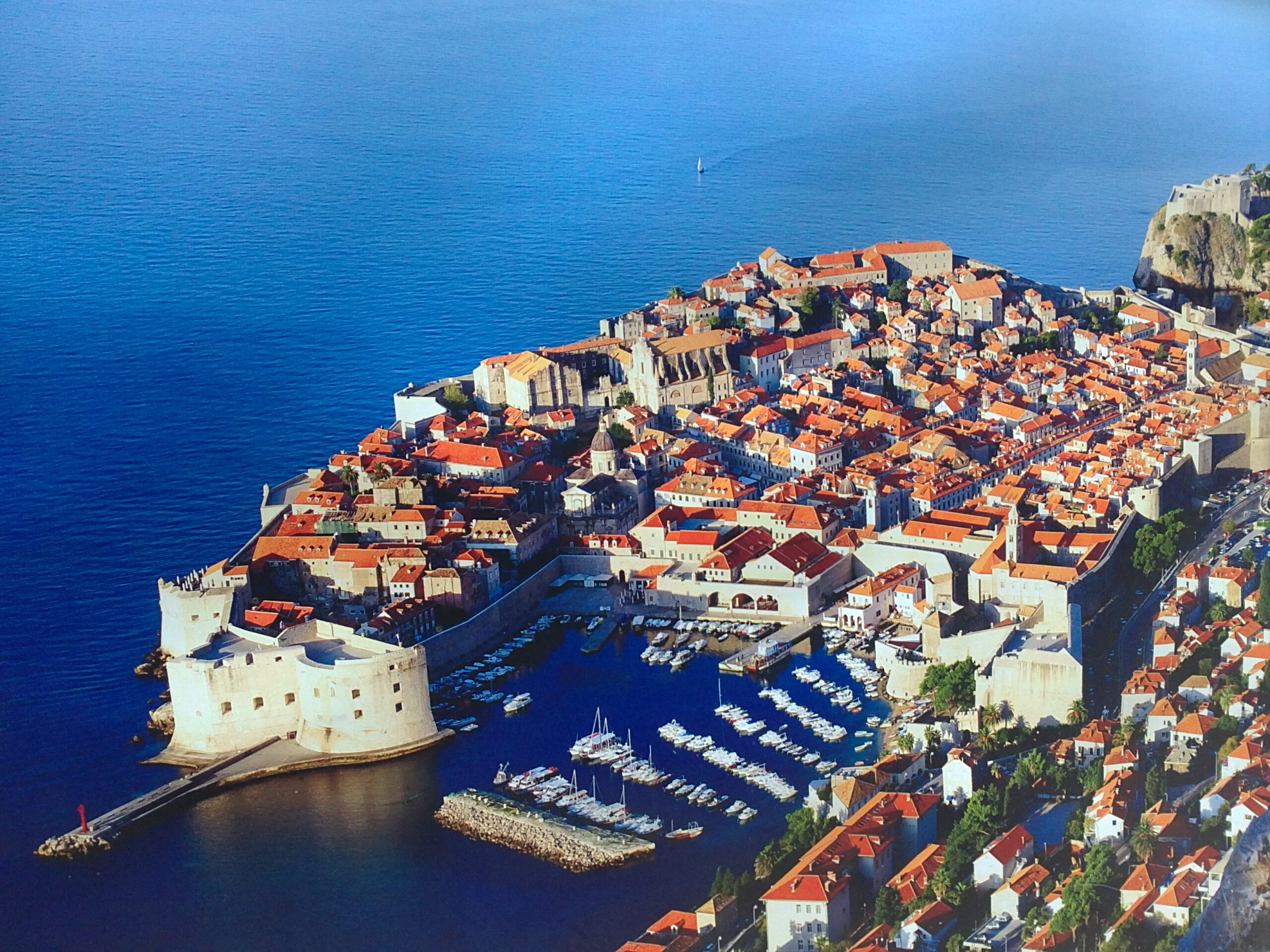 Casco histórico de Dubrovnik, en Croacia, conocido como la "Perla del Adriático" por su arquitectura medieval y su posición escénica.