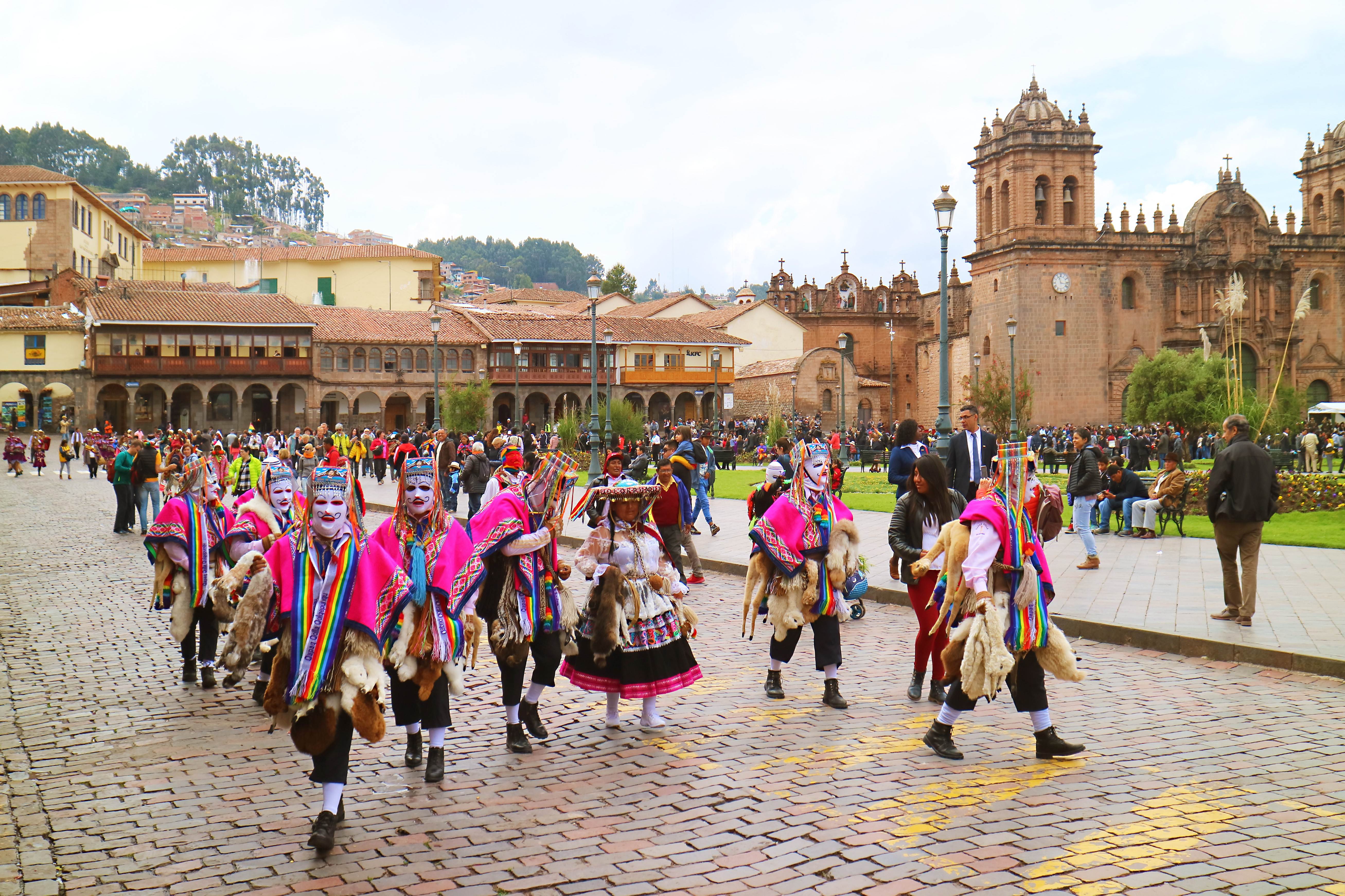 Desfile peruano en trajes tradicionales en el centro de la plaza de Armas de Cuzco