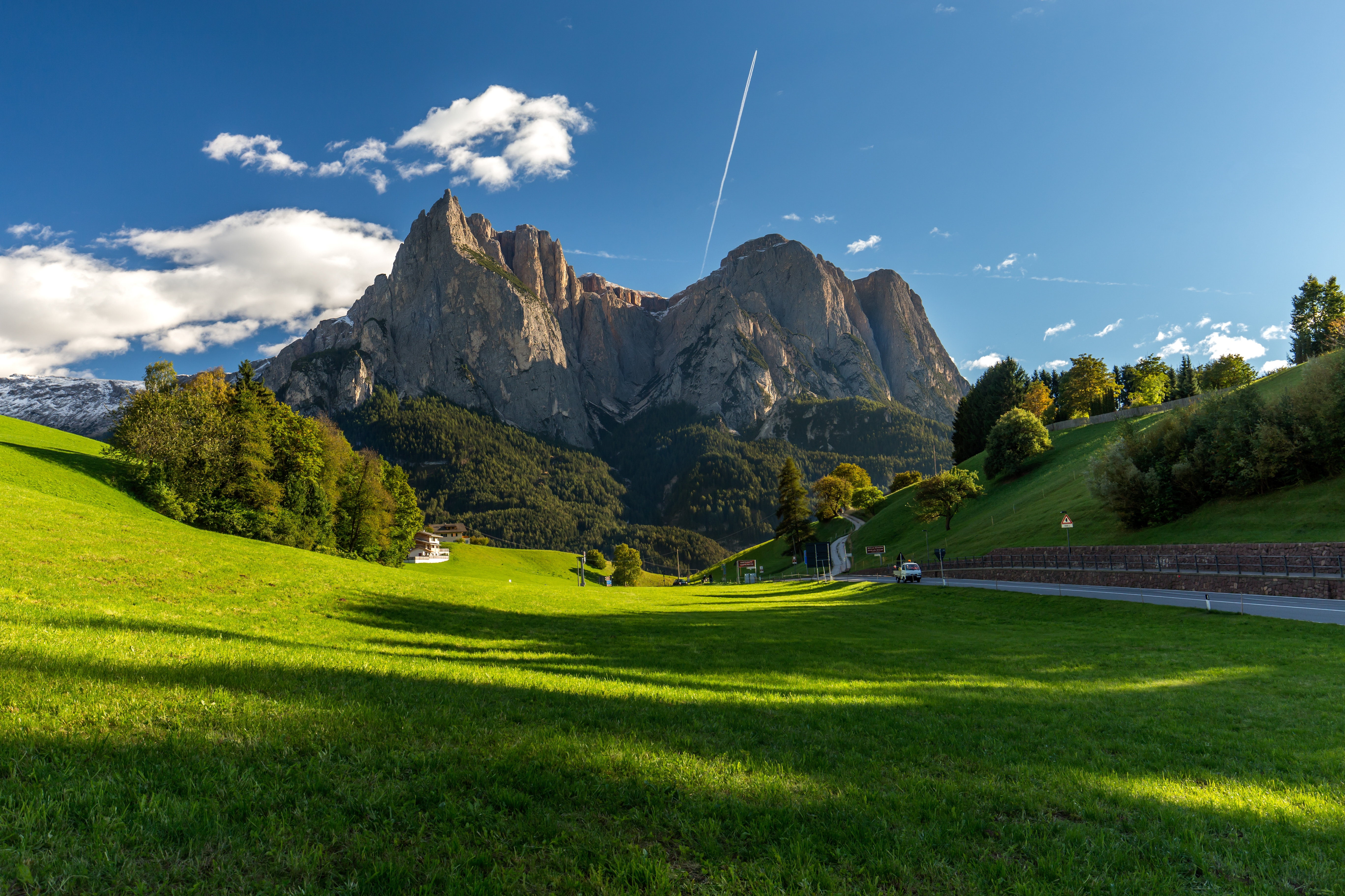 Dolomitas, campo verde con la majestuosa montaña de piedra