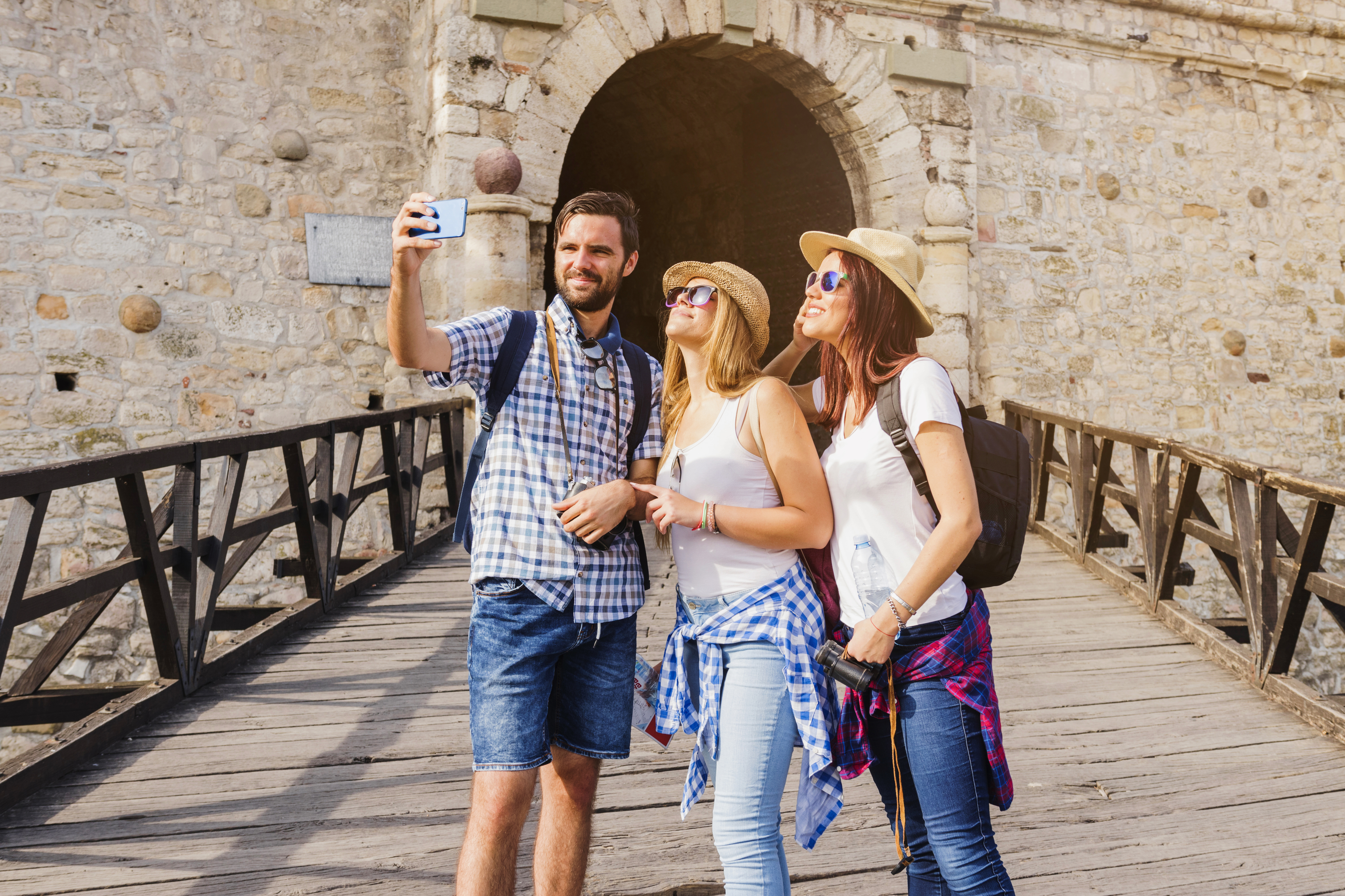 Amigos haciéndose selfie en las puertas de la ciudad medieval