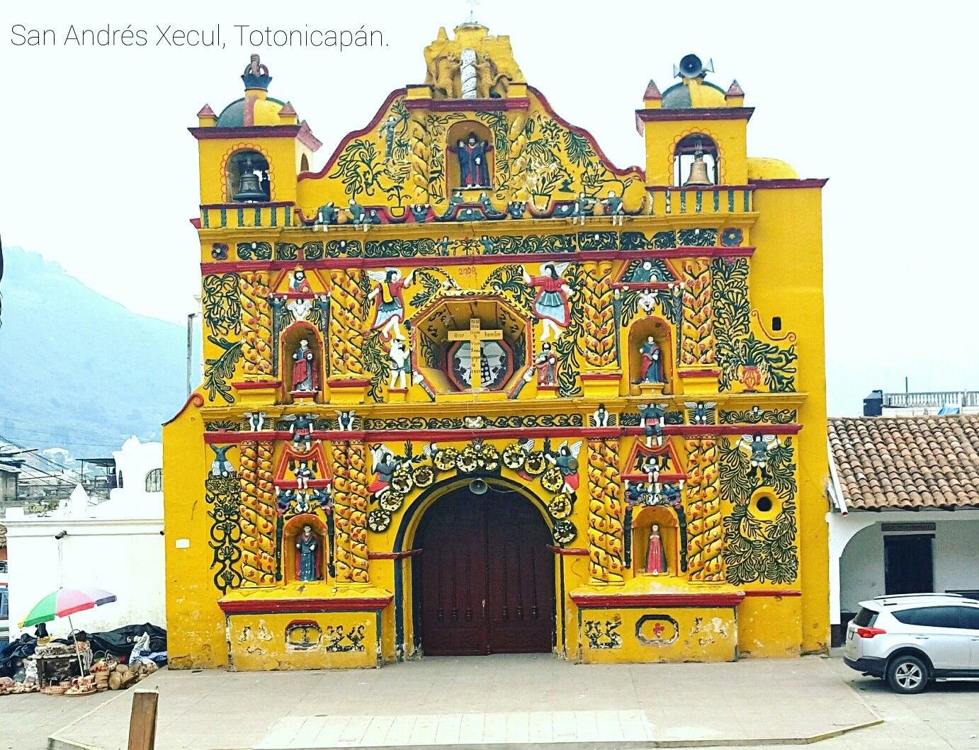 Bonita iglesia de San Andrés Xecul en Totnicapán