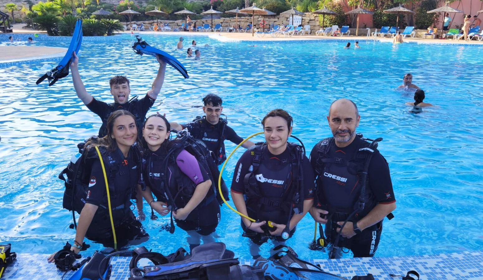 Chic@s haciendo el bautizo de buceo en piscina