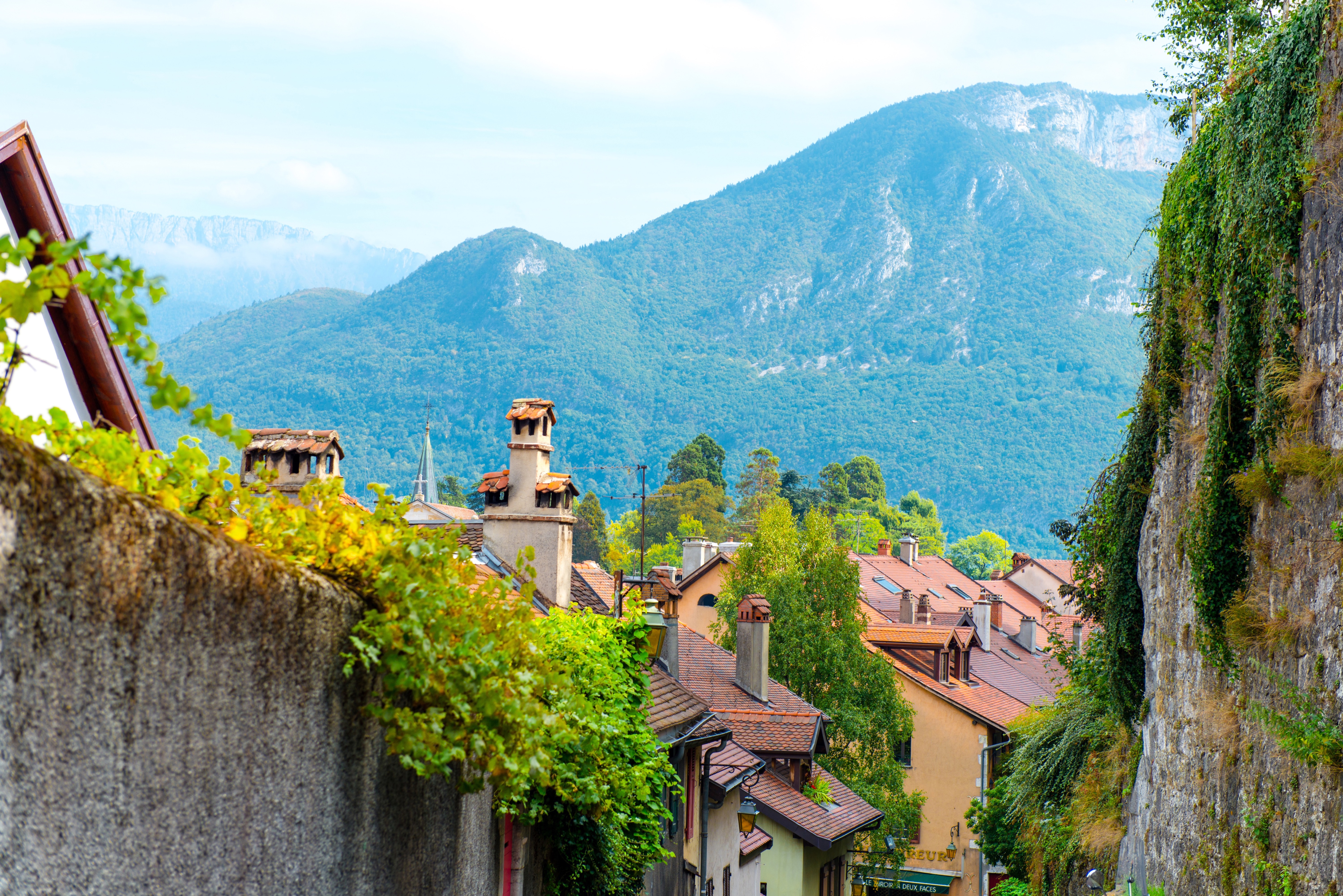 Hermosa ciudad en las montañas de Monterosso