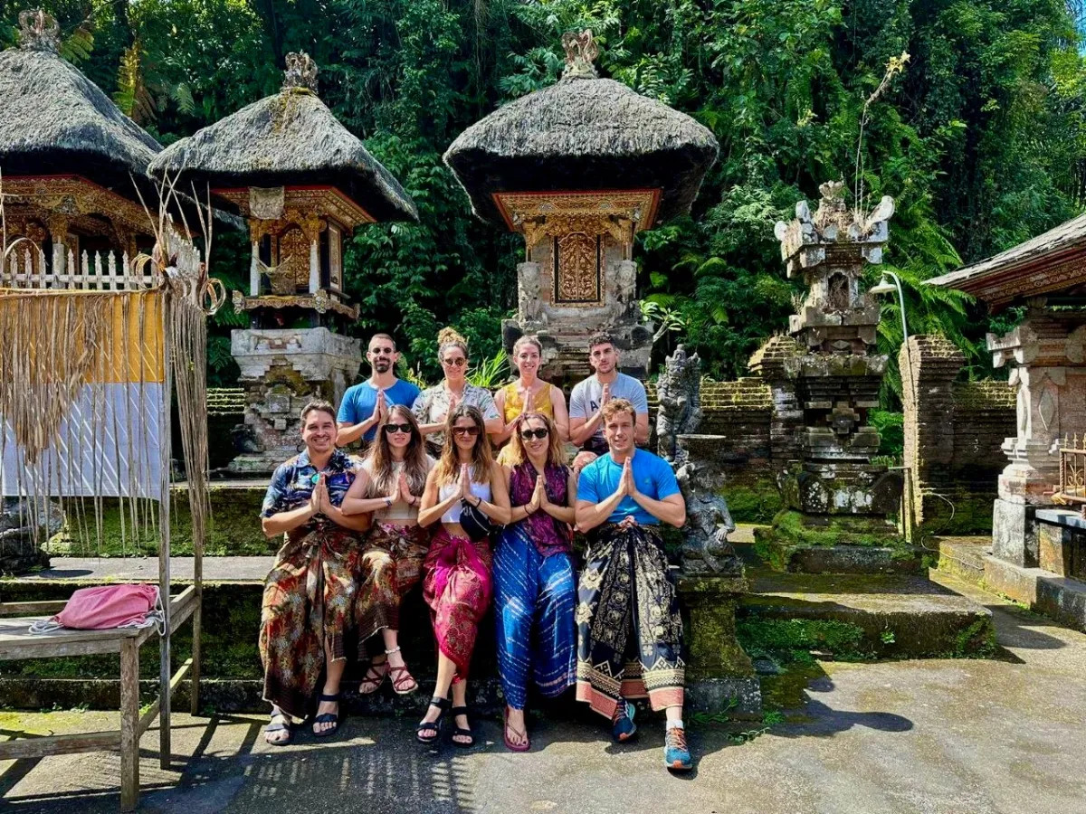 Jóvenes visitando los templos de indonesia