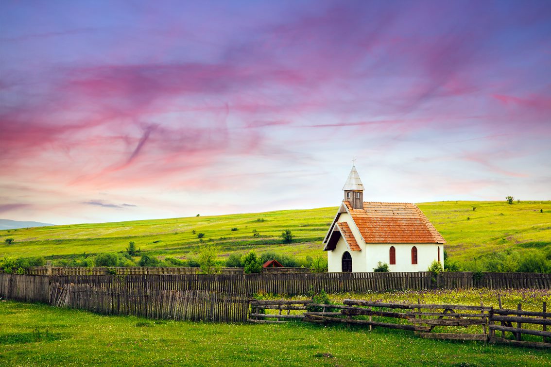 Iglesia en una pradera verde