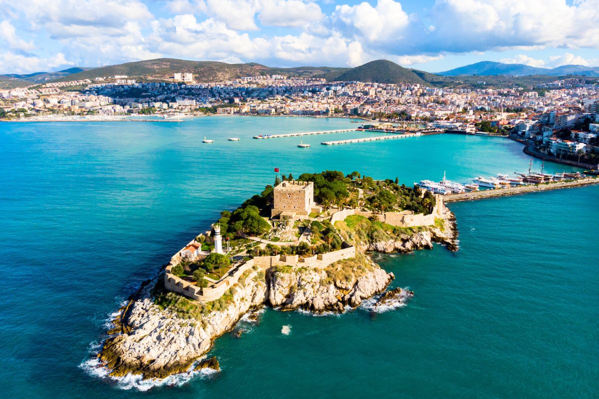 Vistas al fondo de la ciudad turca de Kusadasi