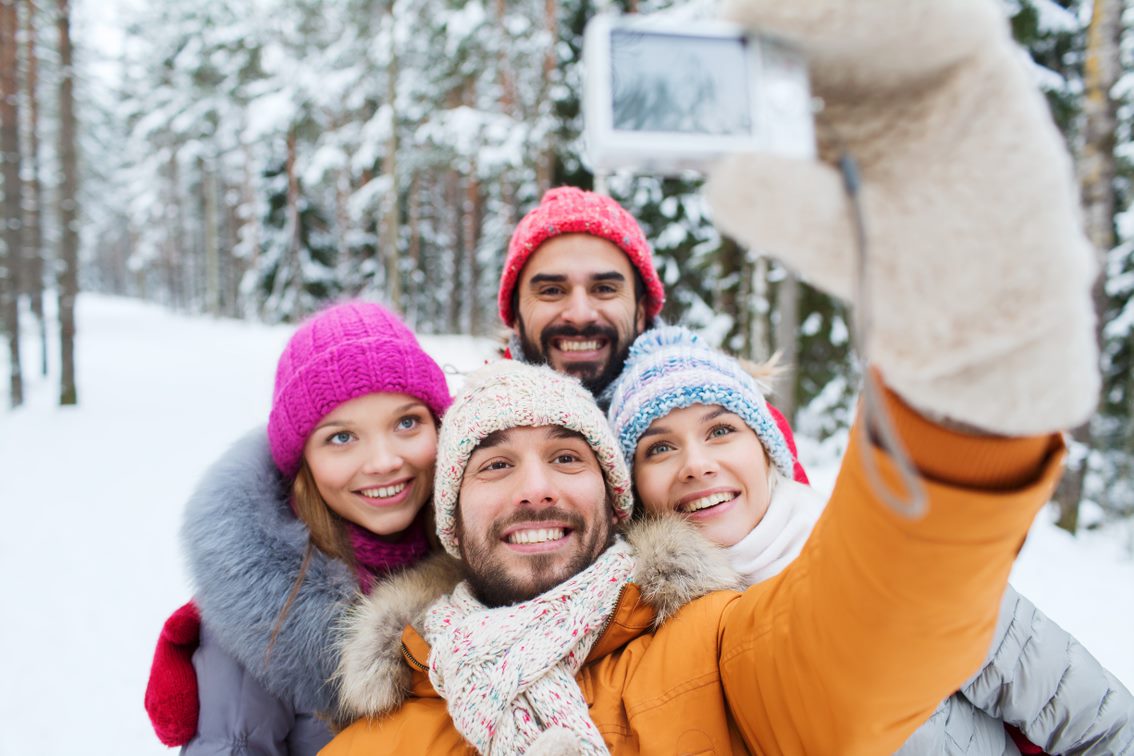 Grupo haciendo un selfi en la nieve