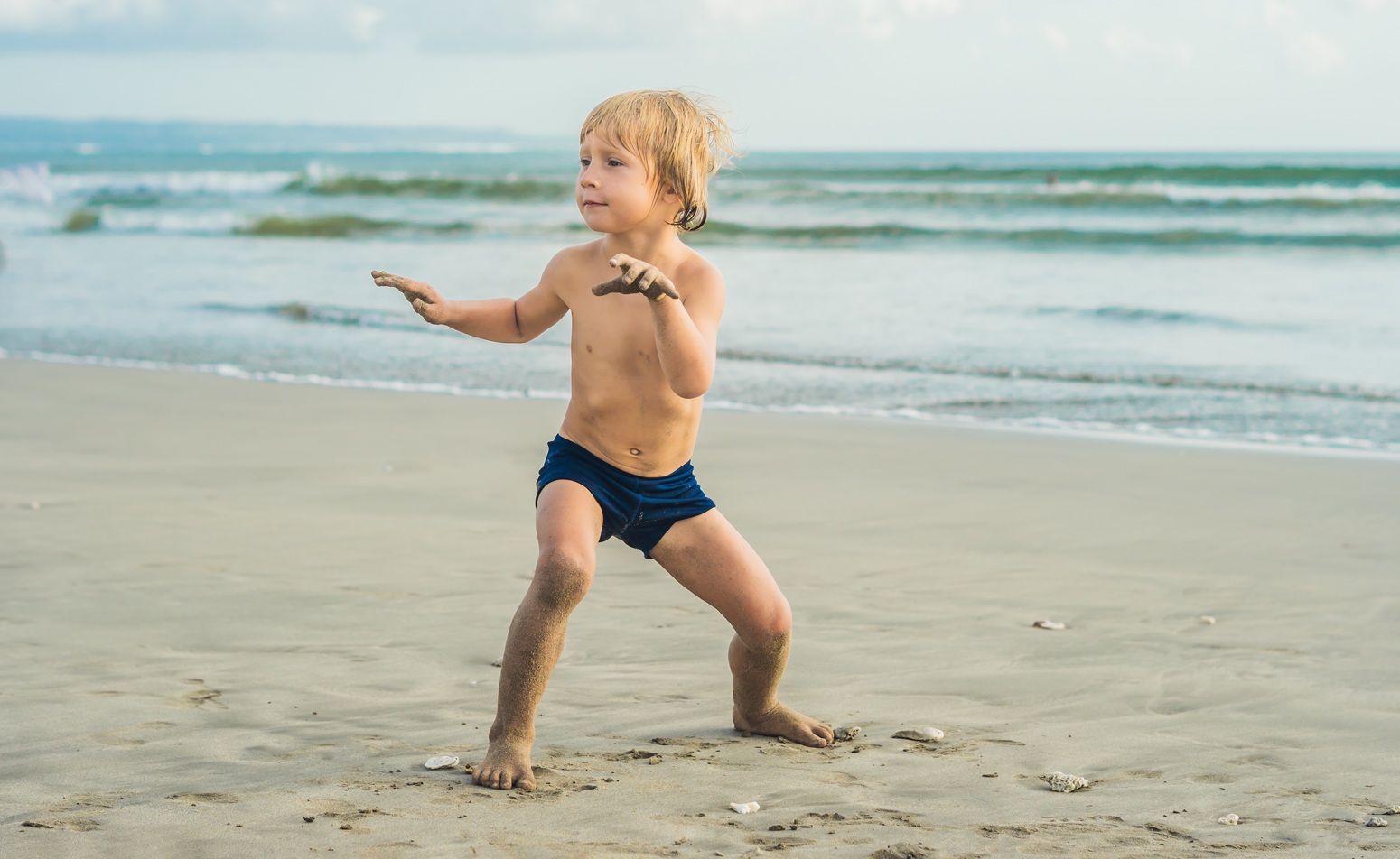 Niño disfrutando en la playa