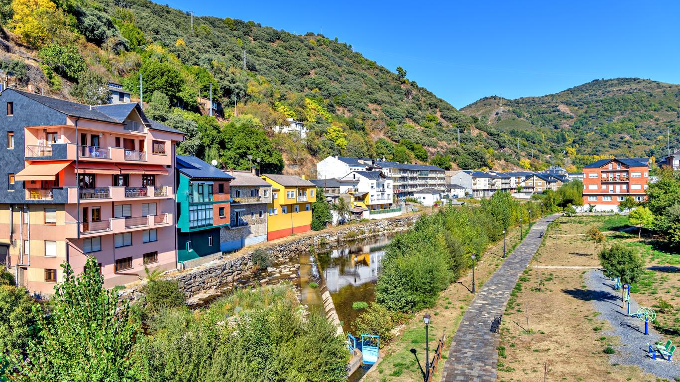 Casas típica de colores con sus tejados de pizarra