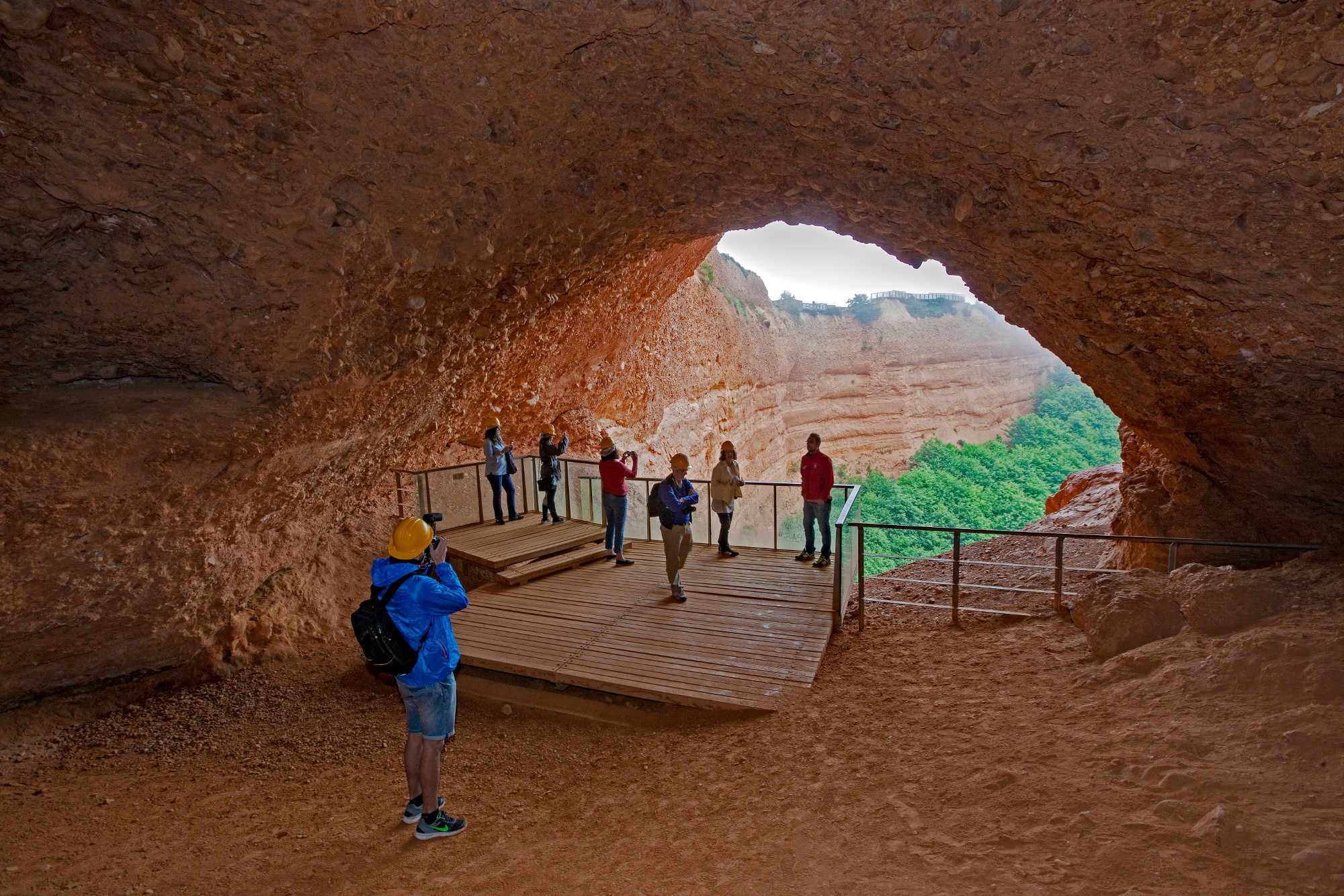 Cueva de la mina de oro en Las Médulas, grupo atento a las explicaciones del guía