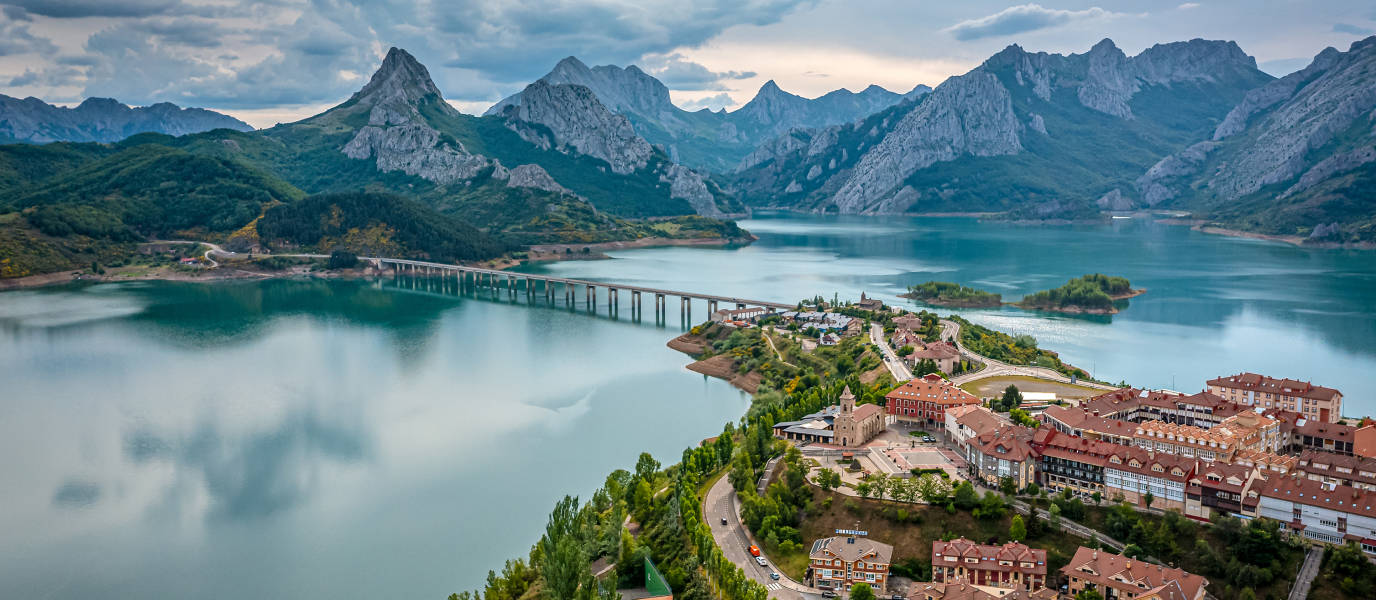 Panorámica de Riaño y su embalse, al fondo los Picos de Europa