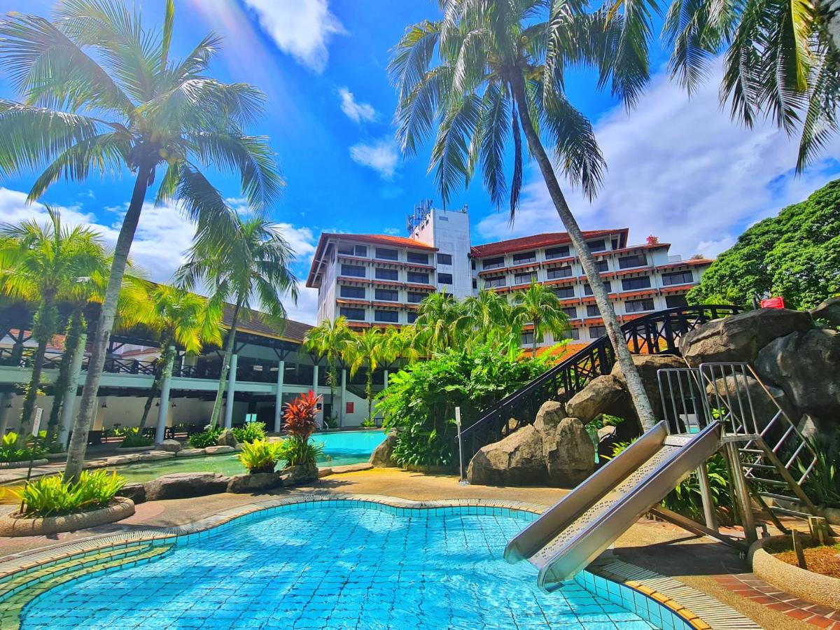 Resort con una piscina con tobogán en un jardín